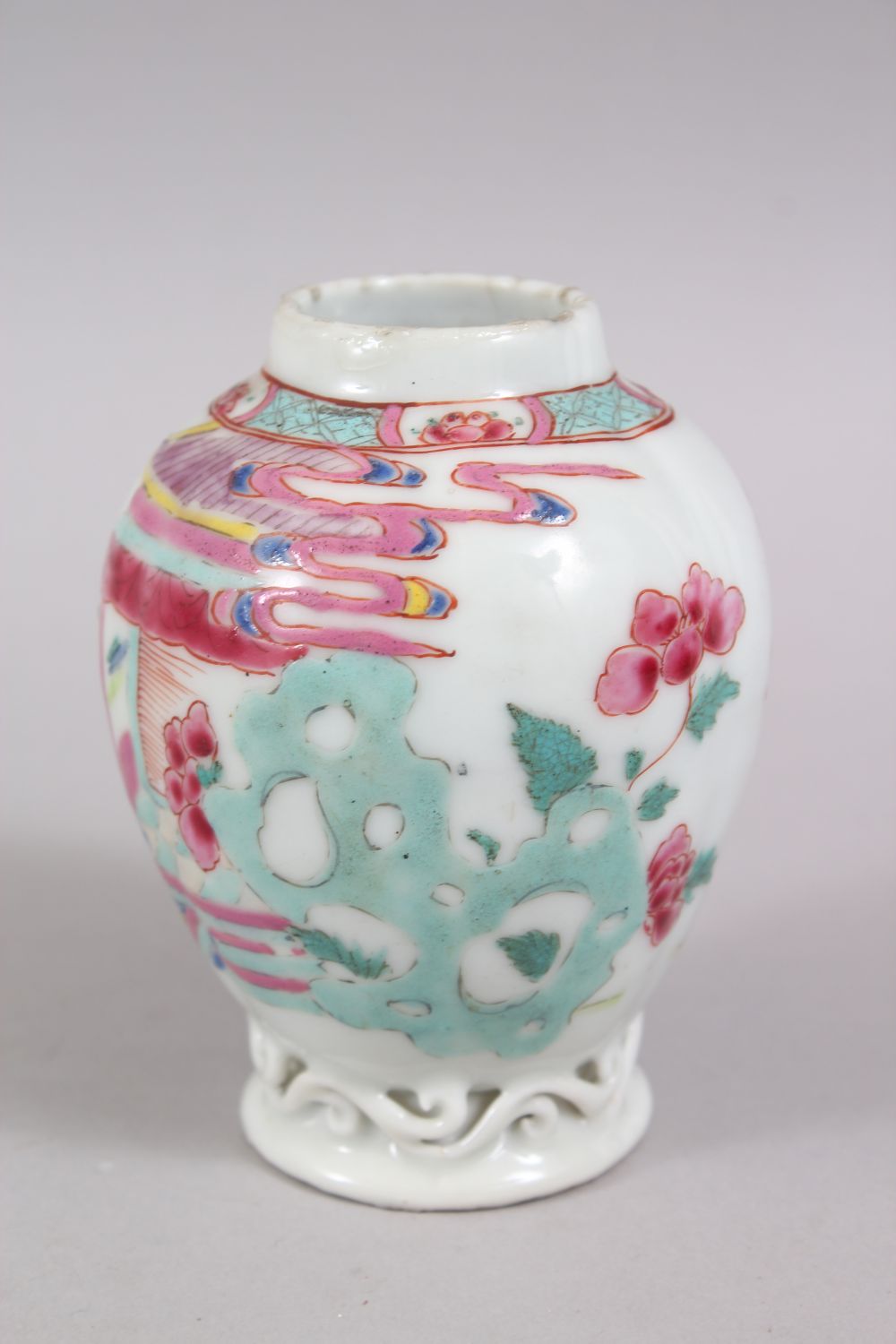 A GOOD 18TH / 19TH CENTURY CHINESE FAMILLE ROSE PORCELAIN TEA CADDY, decorated with landscape scenes - Image 3 of 6