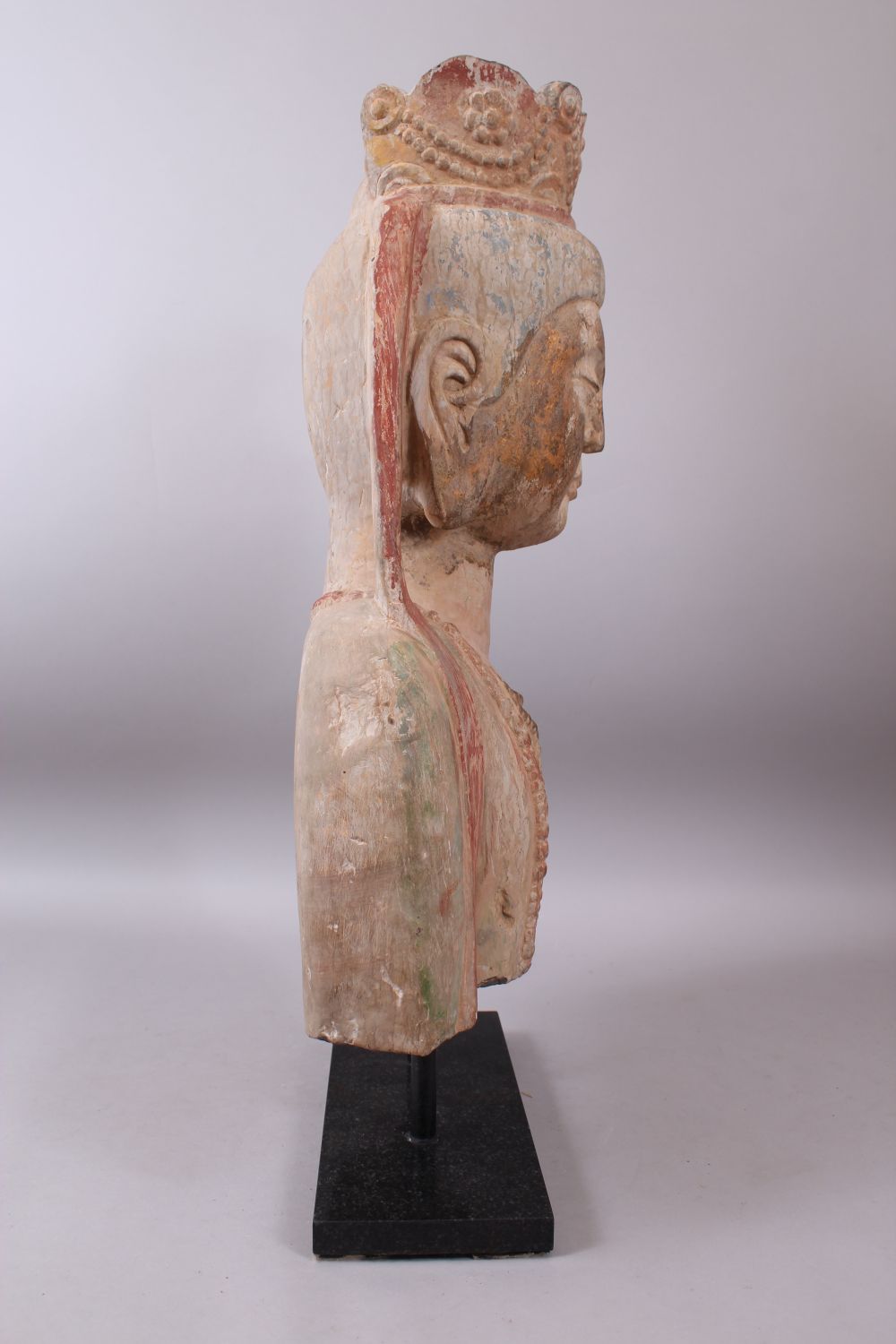 A 19TH / 20TH CENTURY SANDSTONE BUST OF BUDDHA wearing a headdress, with polychrome decoration, on - Bild 5 aus 6