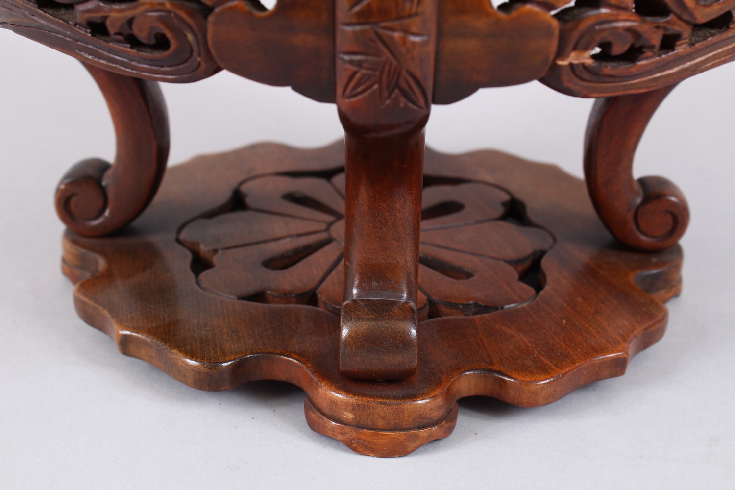 A VERY GOOD 19TH CENTURY CHINESE HARDWOOD ROTATING STAND, with carved and pierced panels of floral - Bild 5 aus 6