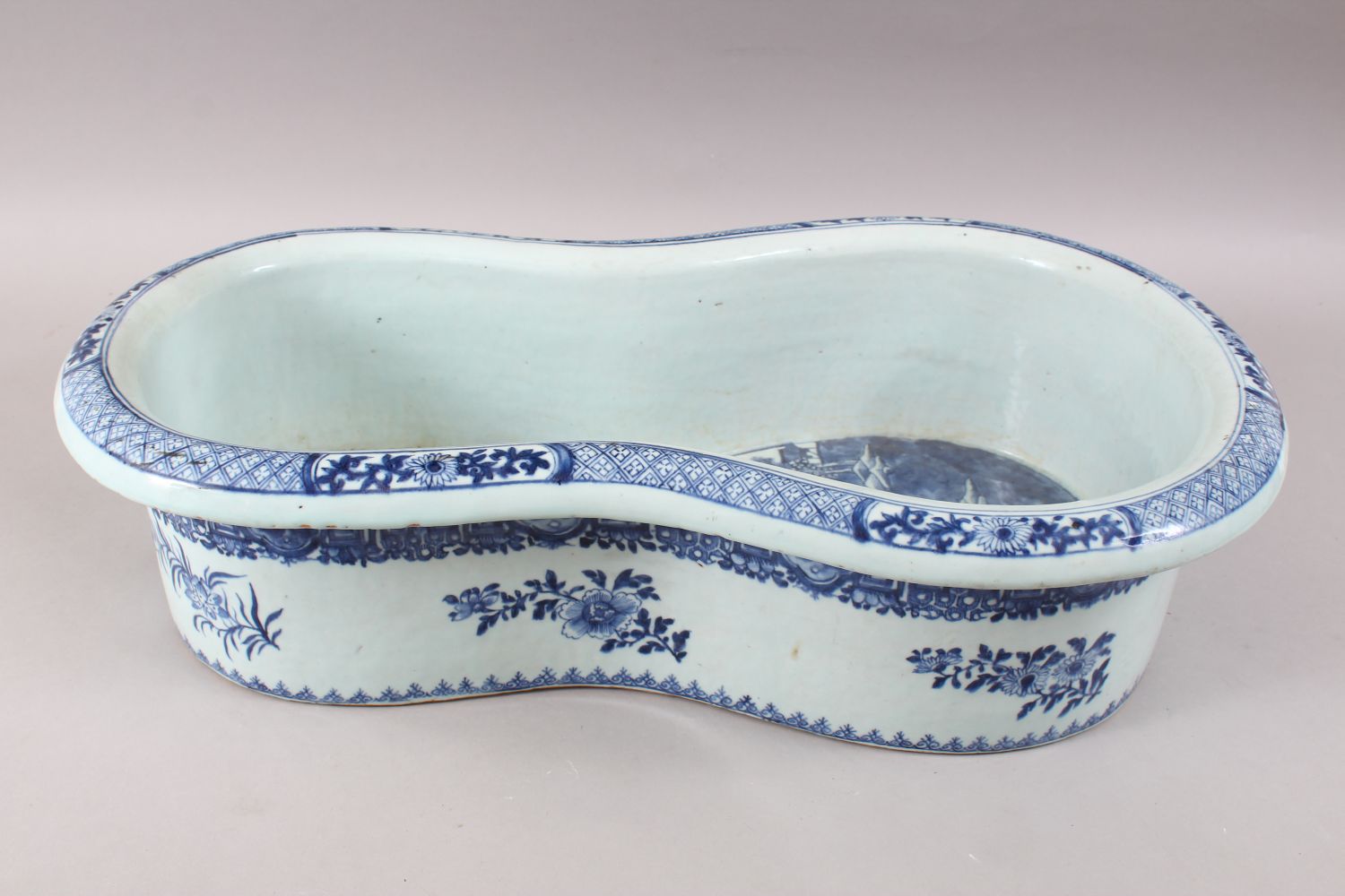 AN 18TH CENTURY CHINESE BLUE AND WHITE PORCELAIN BASIN / BIDET, decorated with landscape scenes, - Image 3 of 3