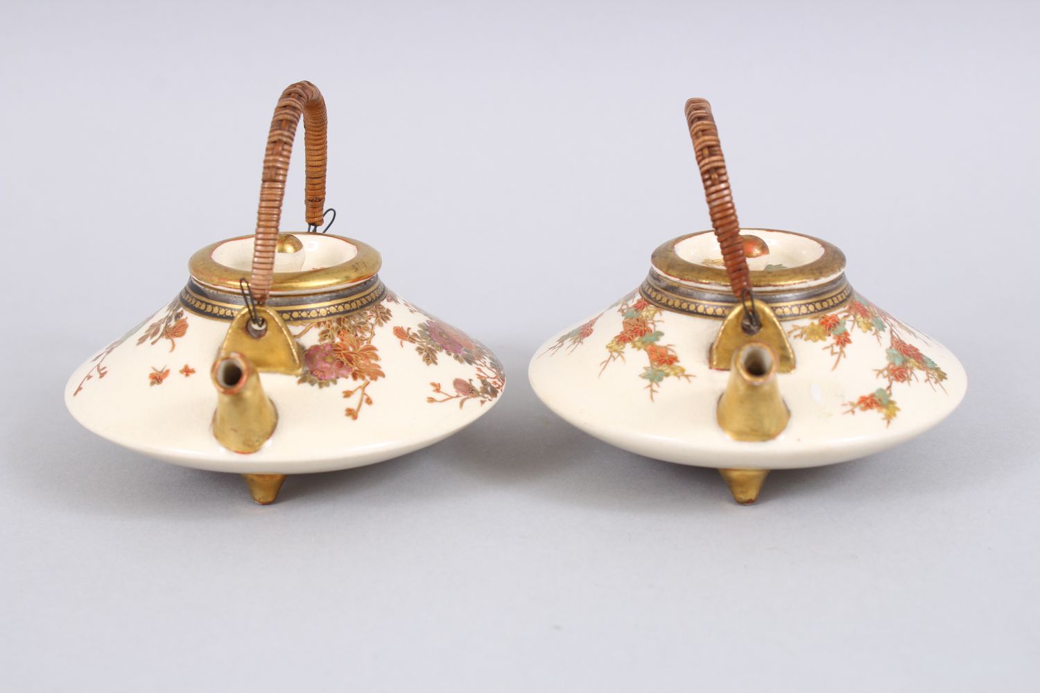 TWO GOOD JAPANESE MEIJI PERIOD SATSUMA TEA POT / TEA KETTLE, both pots decorated with scenes of - Image 2 of 7