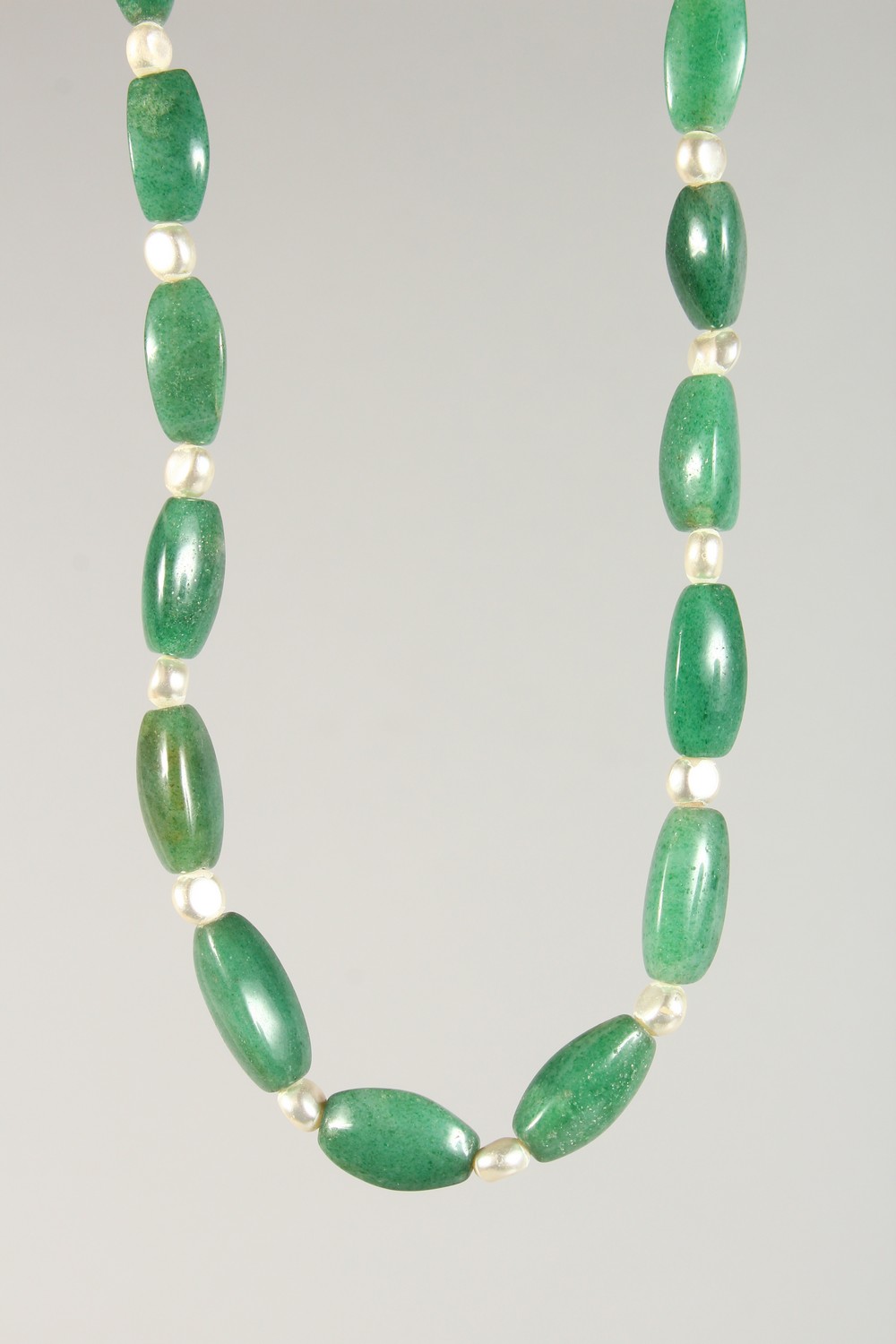 A GOOD CHINESE JADE / JADELIKE HARDSTONE & PEARL ELONGATED NECKLACE, 72cm open.