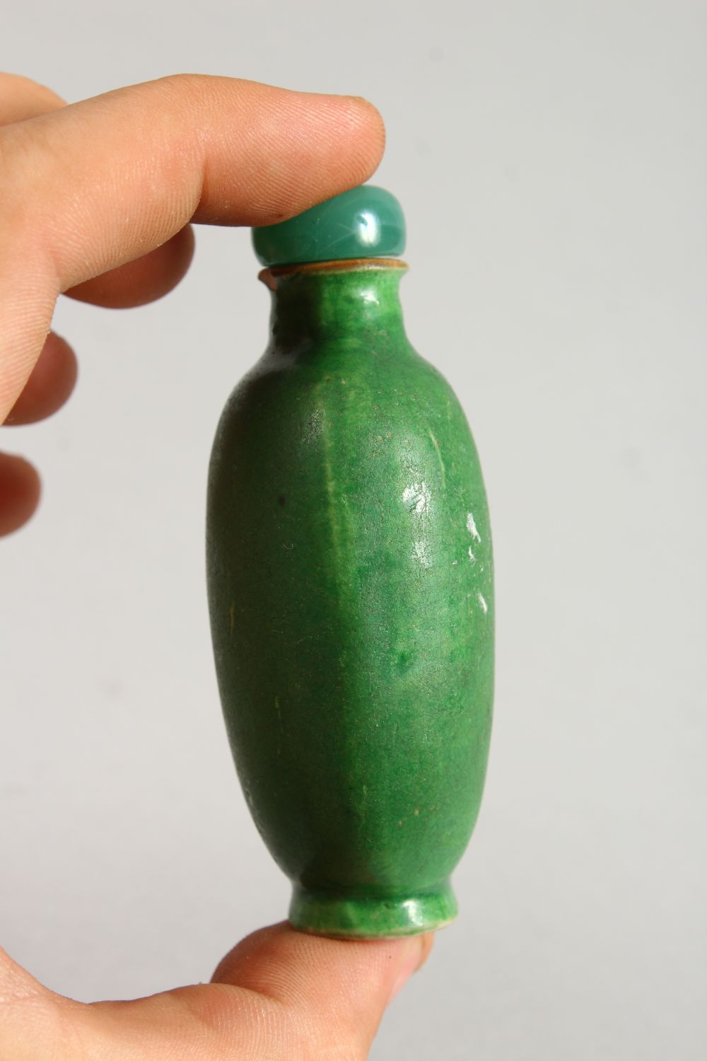 A CHINESE GREEN GROUND PORCELAIN SNUFF BOTTLE AND STOPPER, 8.5CM. - Image 4 of 11