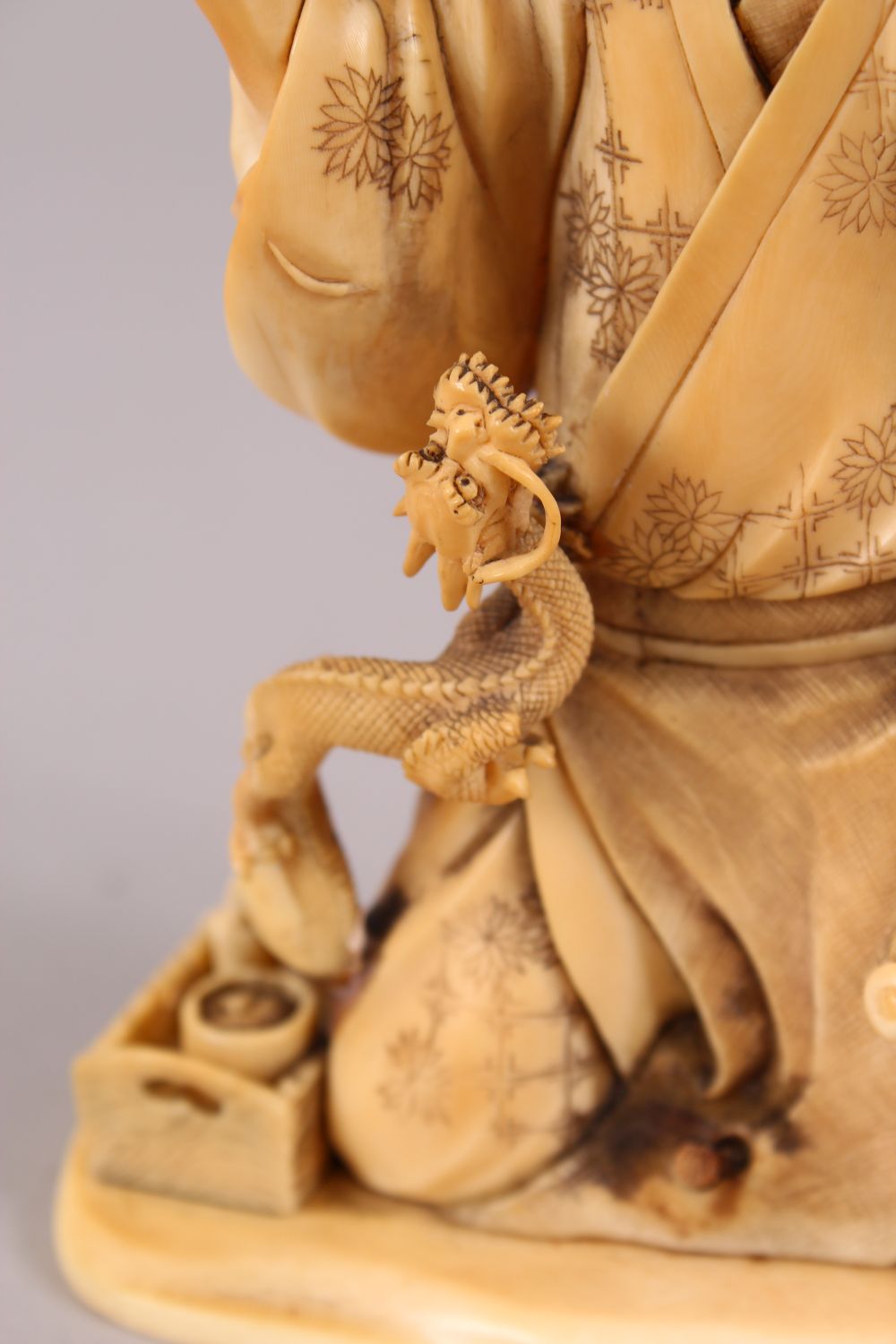 A JAPANESE MEIJI PERIOD CARVED IVORY OKIMONO OF AN ARHAT & DRAGON, the elder on his knees with his - Image 6 of 8