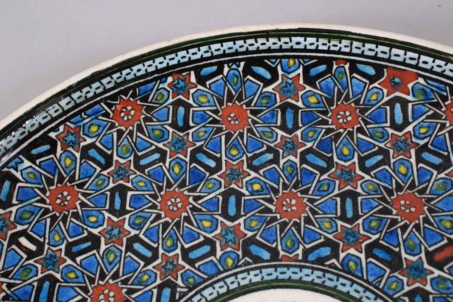 A FINE EARLY 20TH CENTURY TURKISH GLAZED POTTERY DISH BY AZIM KUTAHYA, with a central cartouche with - Image 3 of 5