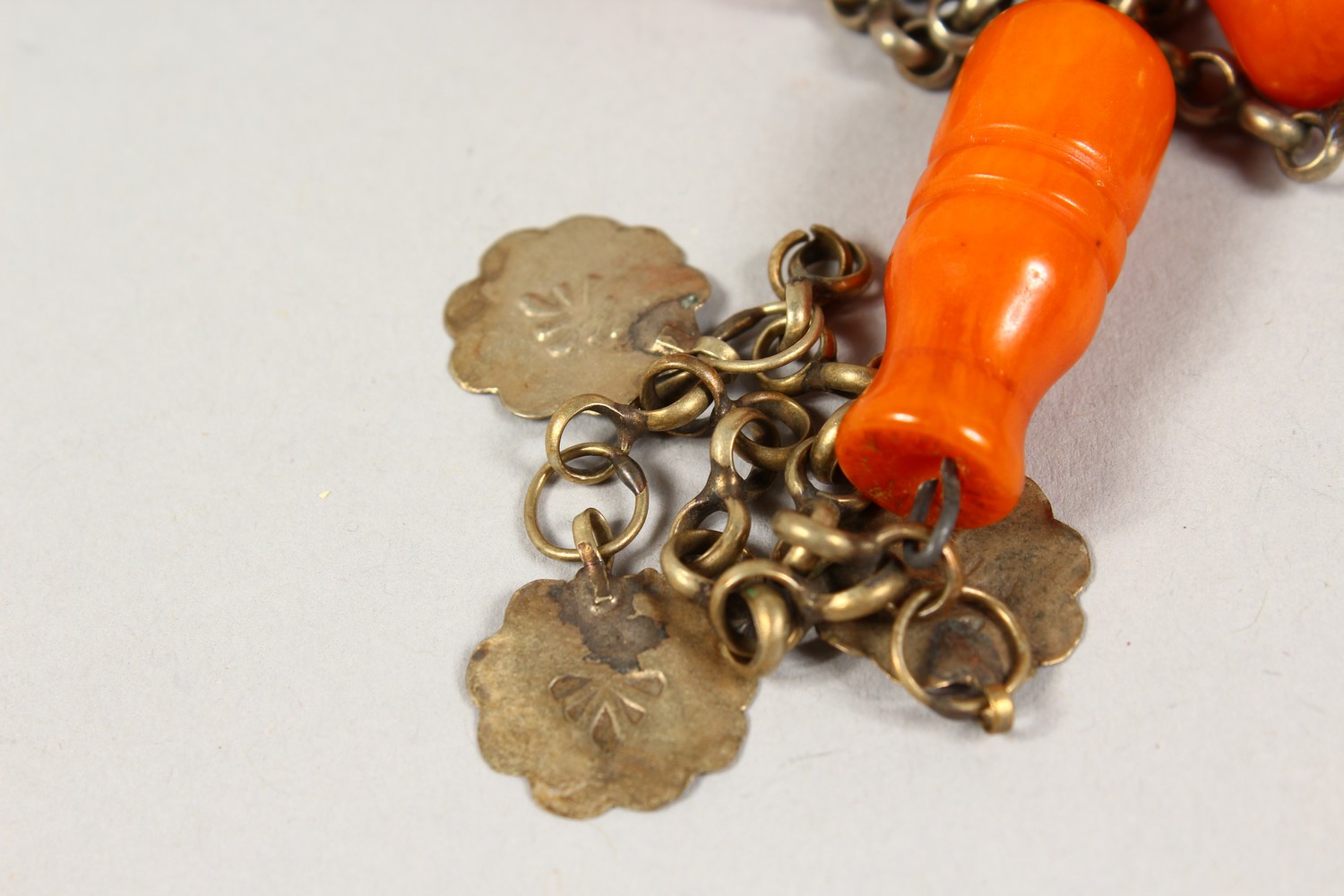 A CHINESE CARVED AMBER BEAD AND WHITE METAL NECKLACE, 104CM LONG. - Image 3 of 5