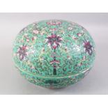 A GOOD LARGE 19TH / 20TH CENTURY CHINESE FAMILLE ROSE TURQUOISE GROUND CYLINDRICAL PORCELAIN BOX &
