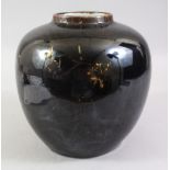 A LARGE 19TH CENTURY CHINESE KANGXI STYLE MIRROR BLACK / MONOCHROME & GILDED DECORATION JAR /