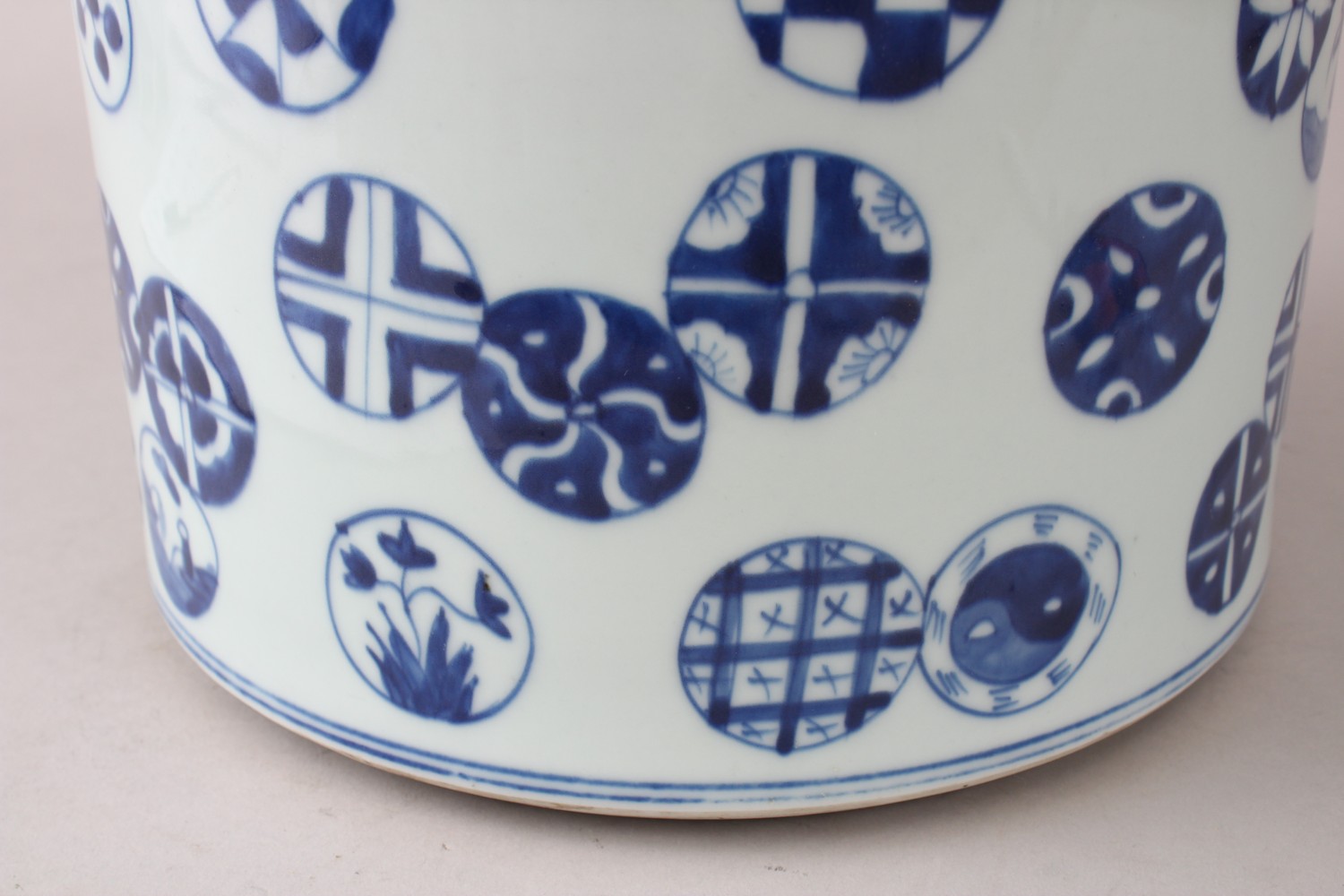 A GOOD 19TH / 20TH CENTURY CHINESE BLUE & WHITE PORCELAIN JARDINIERE, the body of the pot - Image 5 of 8