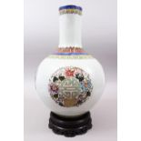 A GOOD CHINESE QIANLONG STYLE FAMILLE ROSE PORCELAIN BOTTLE VASE, the body of the vase decorated