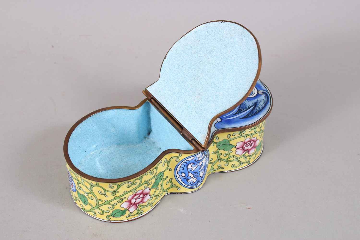 A GOOD 19TH / 20TH CENTURY CHINESE CANTON ENAMEL HINGED & LIDDED BOX IN THE FORM OF A BAT, with - Image 2 of 4