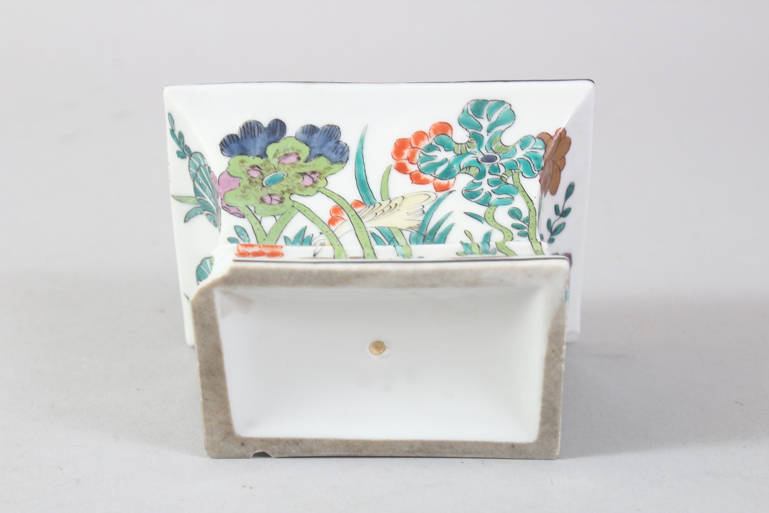 A 20TH CENTURY ORIENTAL LACQUER BOX & A SMALL JAPANESE JARDINIERE, The box decorated in gilt with - Image 5 of 5