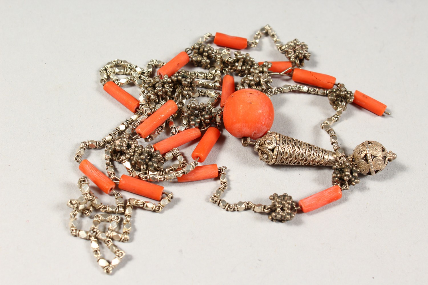 AN INDIAN CORAL AND WHITE METAL NECKLACE, 90CM LONG. - Image 6 of 7