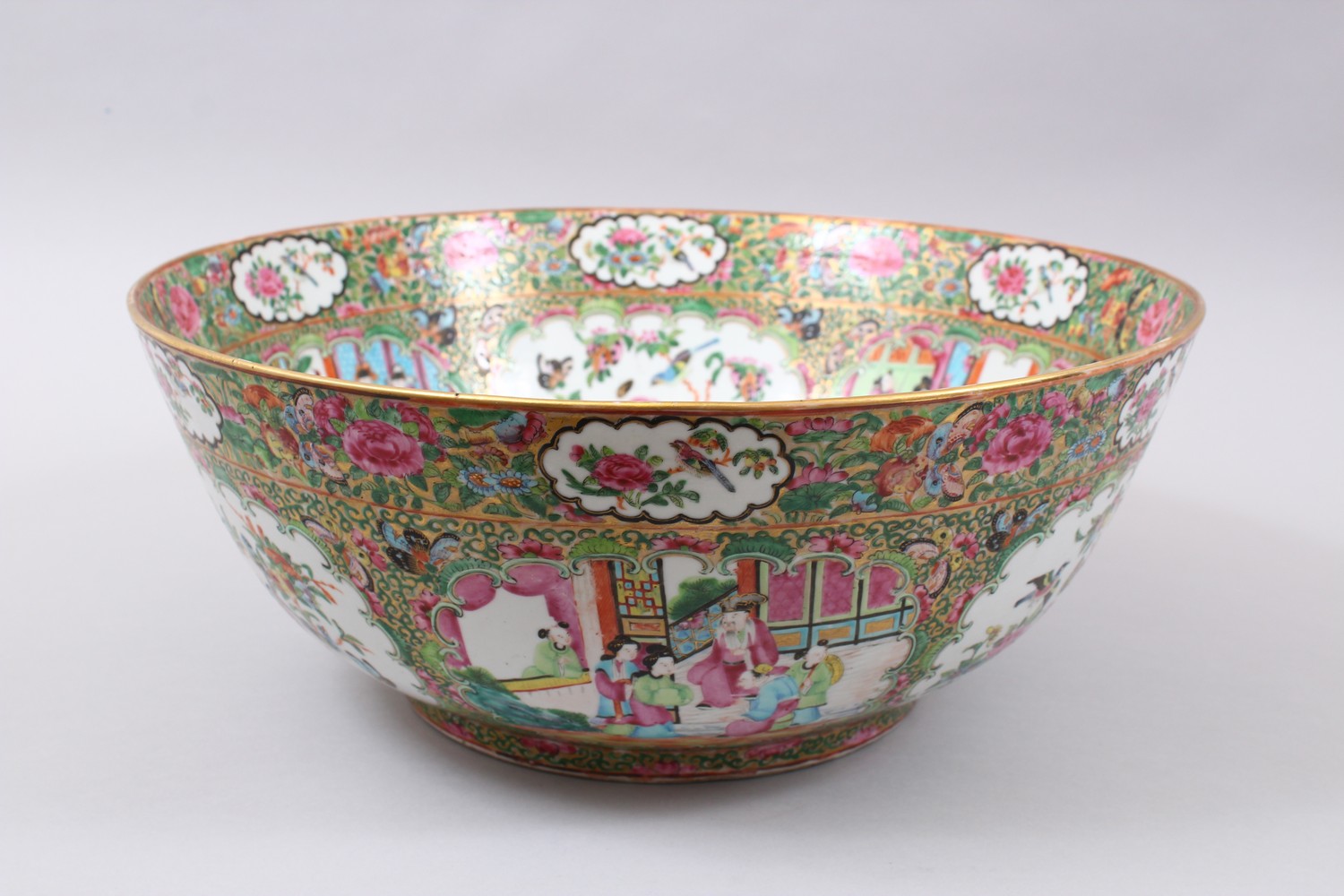 A GOOD 19TH CENTURY CHINESE CANTON FAMILLE ROSE PORCELAIN BOWL / BASIN, the decoration with panels - Image 3 of 7