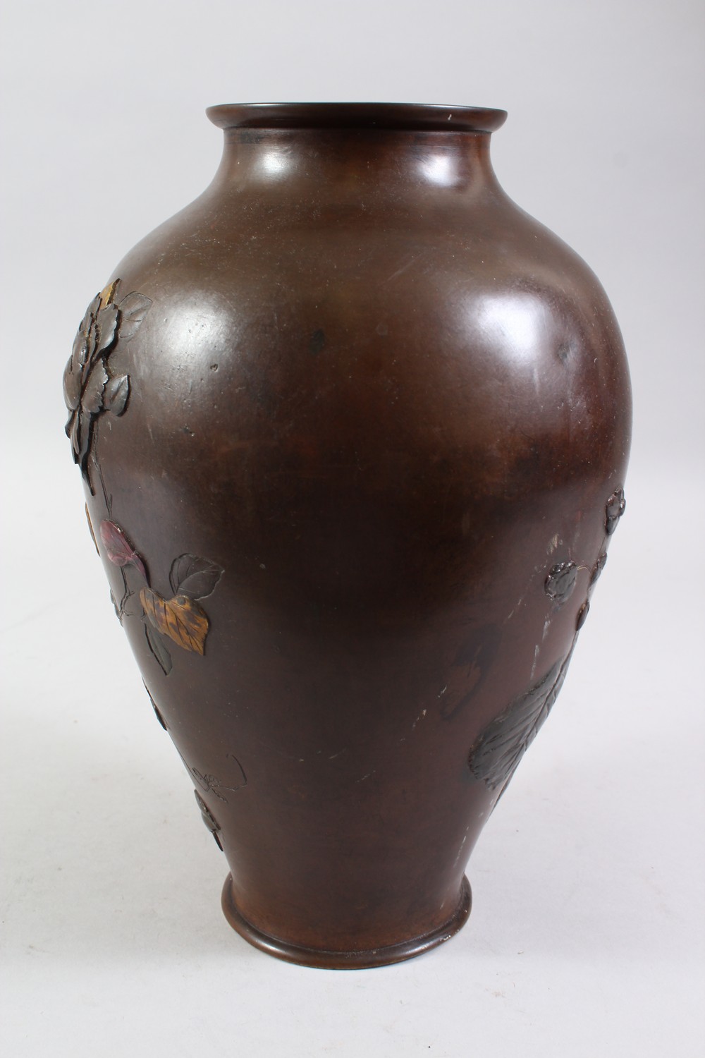 A JAPANESE MEIJI PERIOD BRONZE & MIXED METAL VASE, the body of the vase with on laid decoration - Image 4 of 7