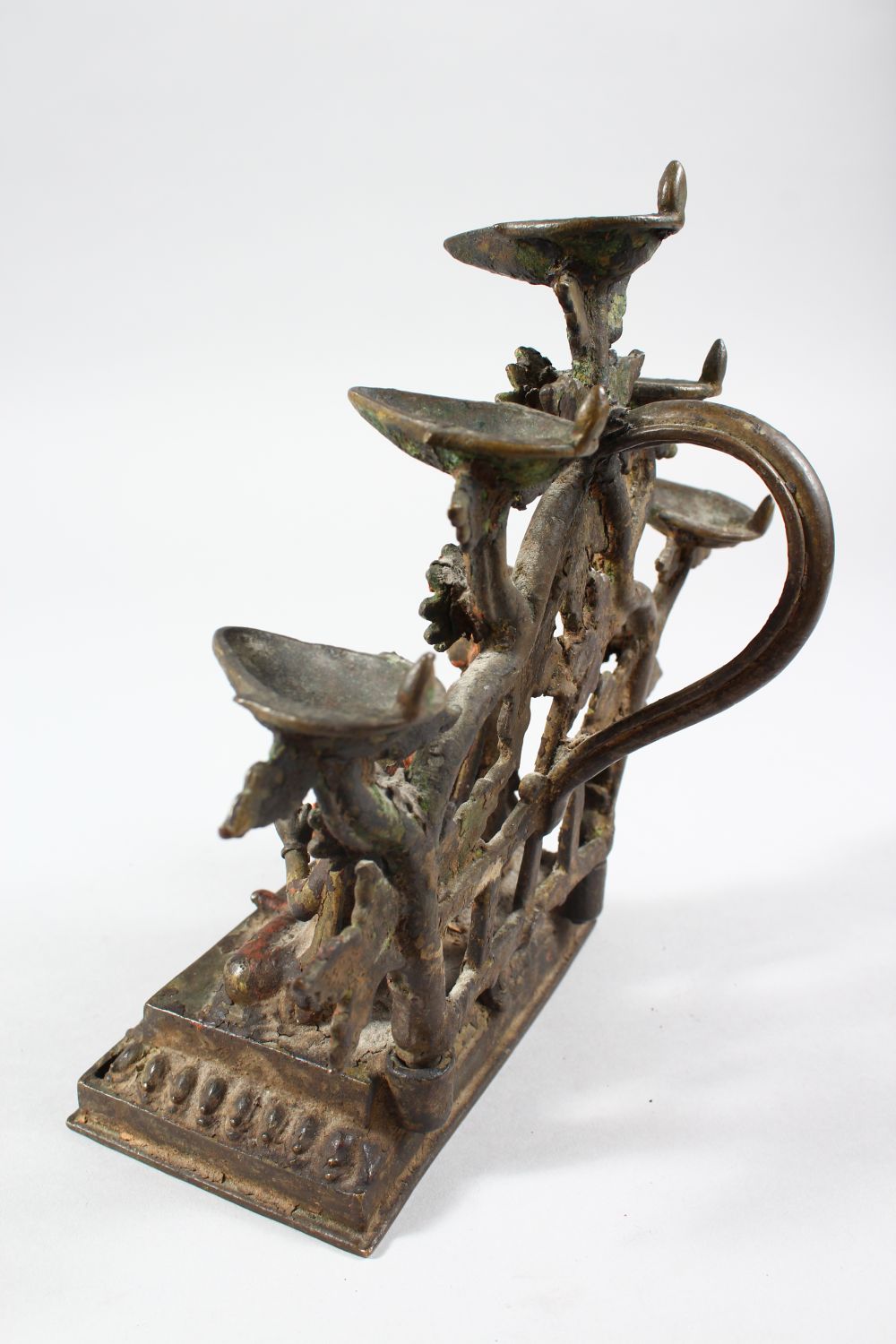 A FINE 18TH / 19TH CENTURY INDIAN OR NEPALESE BRONZE OIL LAMP, of a seated couple with five oil - Image 5 of 6