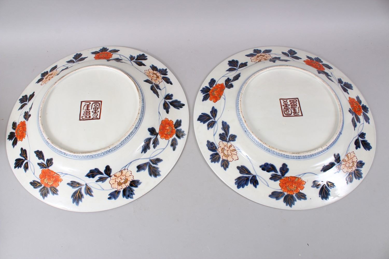 A GOOD PAIR OF JAPANESE MEIJI PERIOD IMARI PORCELAIN CHARGERS, decorated with scenes of girls in - Image 5 of 7