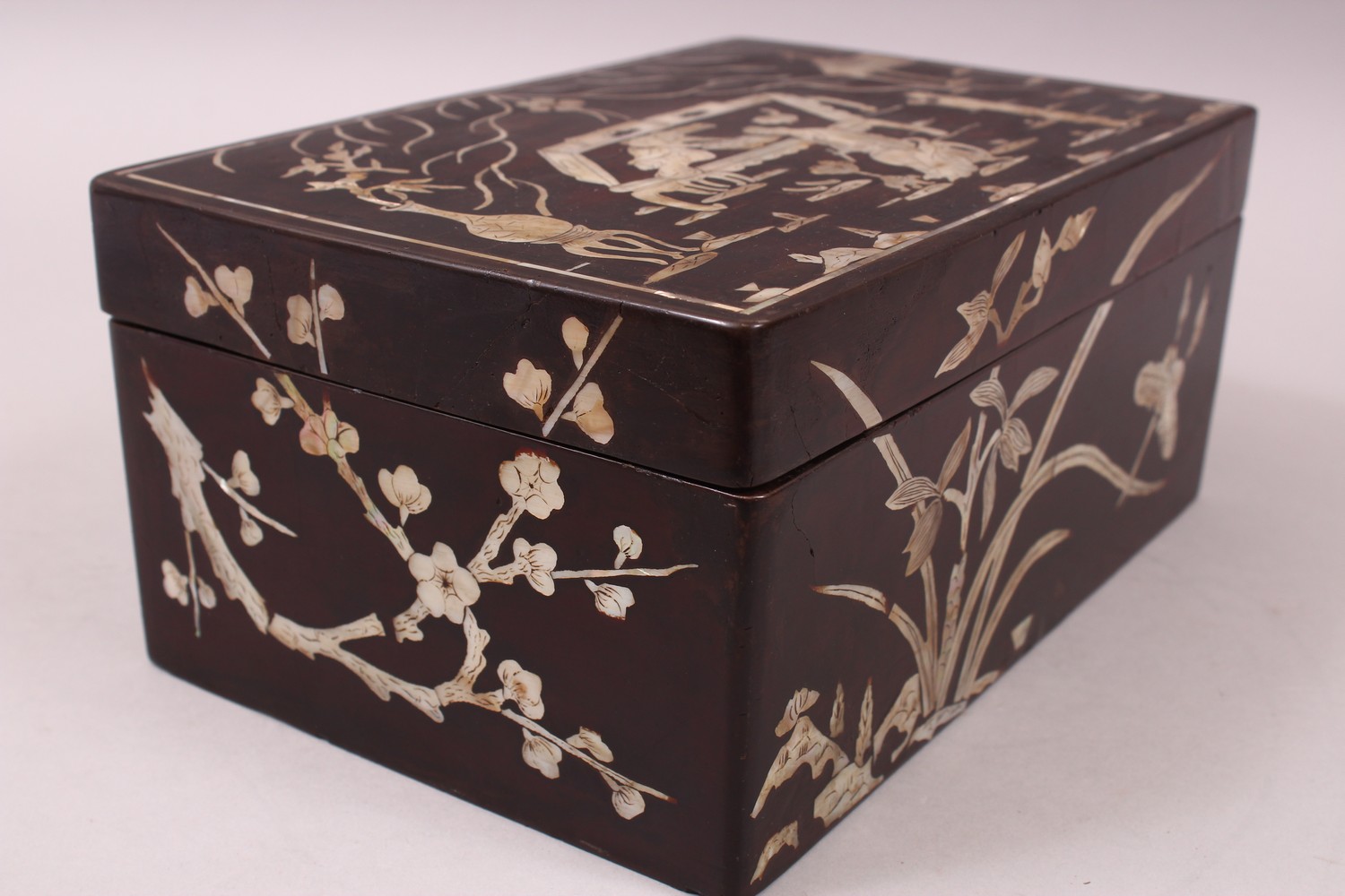 A GOOD 19TH / 20TH CENTURY CHINESE HARDWOOD & INLAID MOTHER OF PEARL OPIUM SMOKERS BOX, the lidded - Image 6 of 9