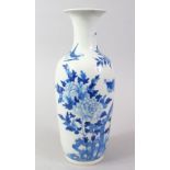A 19TH CENTURY CHINESE BLUE & WHITE PORCELAIN VASE, the body of the vase decorated with scenes of
