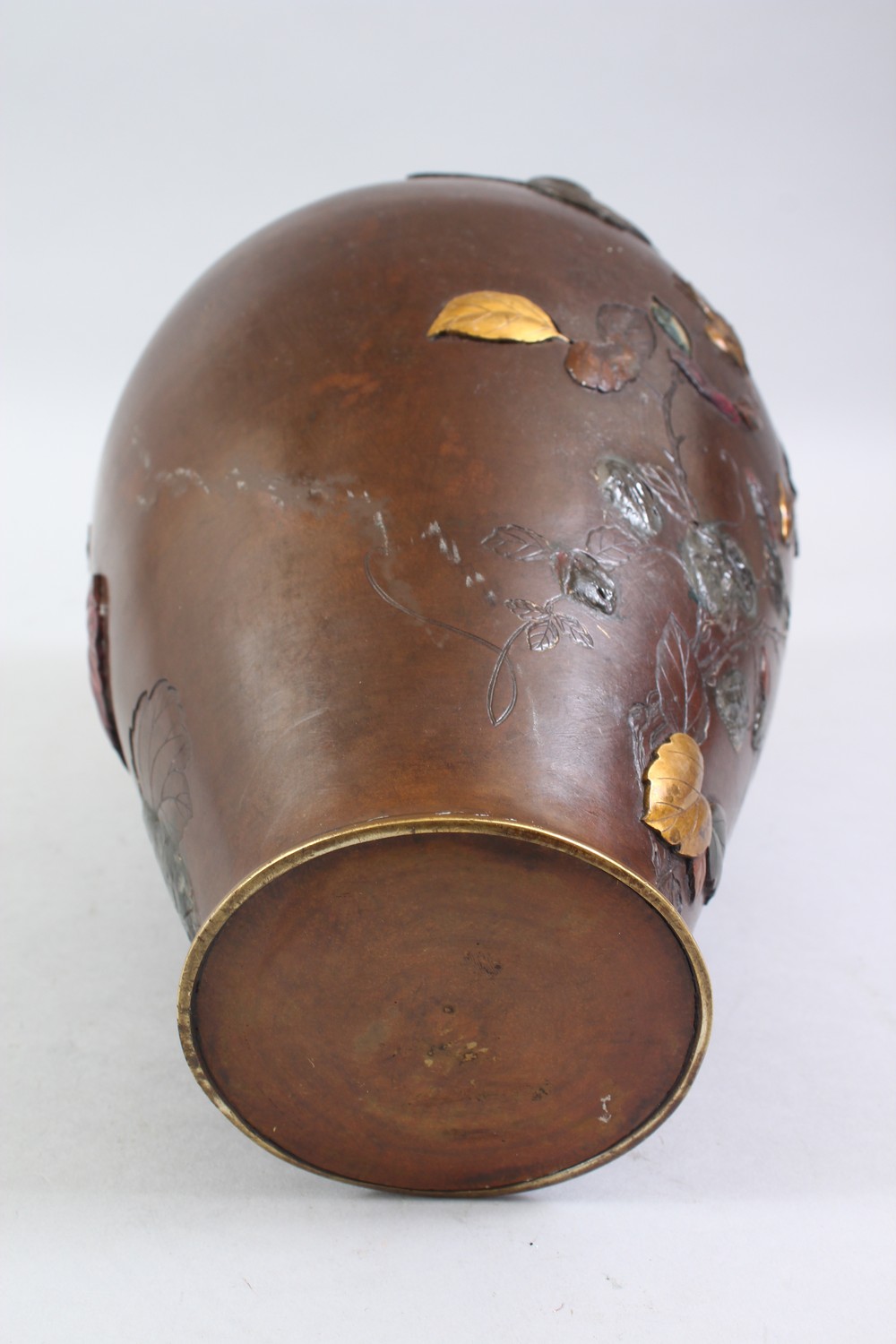 A JAPANESE MEIJI PERIOD BRONZE & MIXED METAL VASE, the body of the vase with on laid decoration - Image 7 of 7