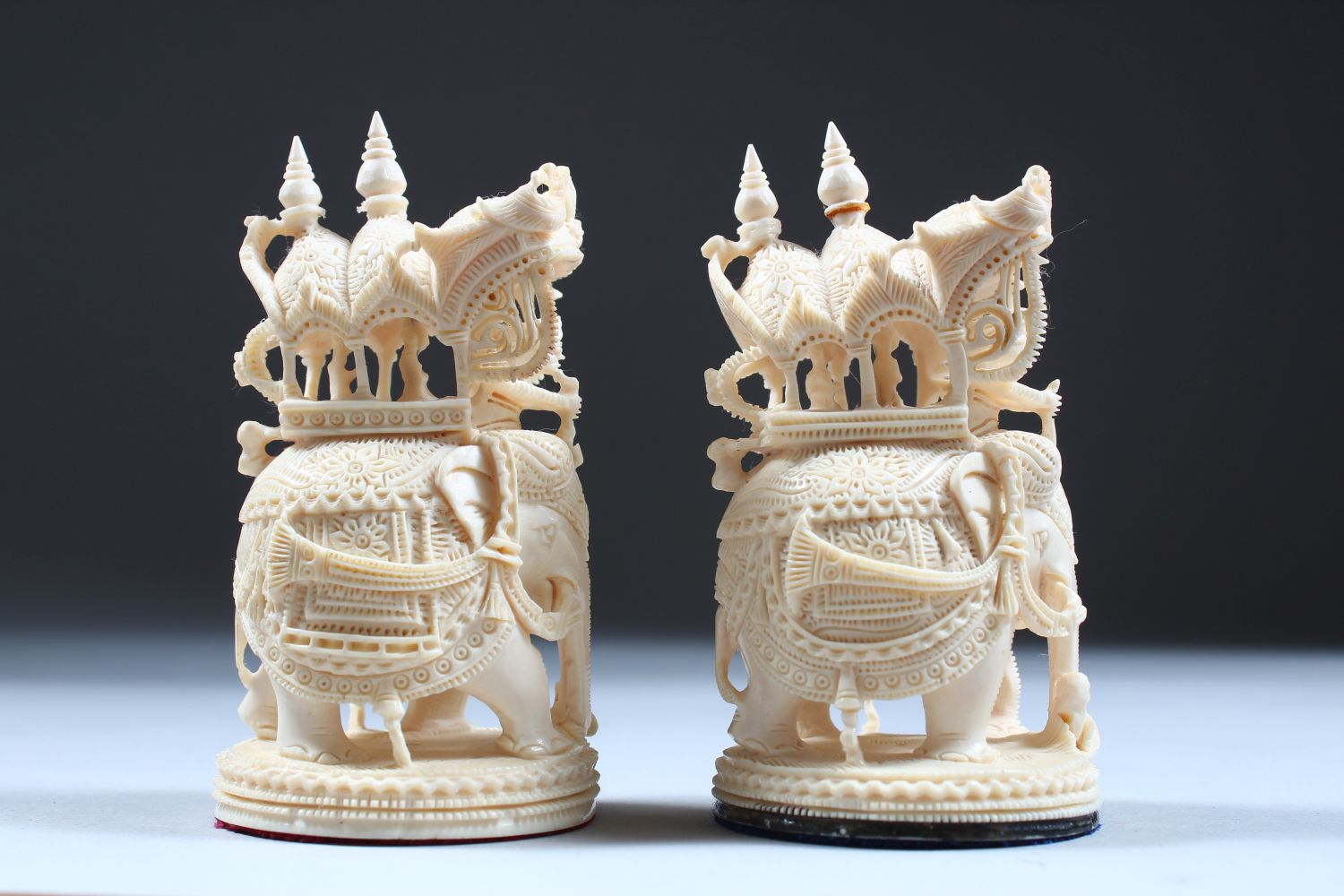 A GOOD 19TH / 20TH CENTURY INDIAN CARVED IVORY CHESS SET IN ORIGINAL BOX, from 10cm high down to 2. - Image 8 of 12