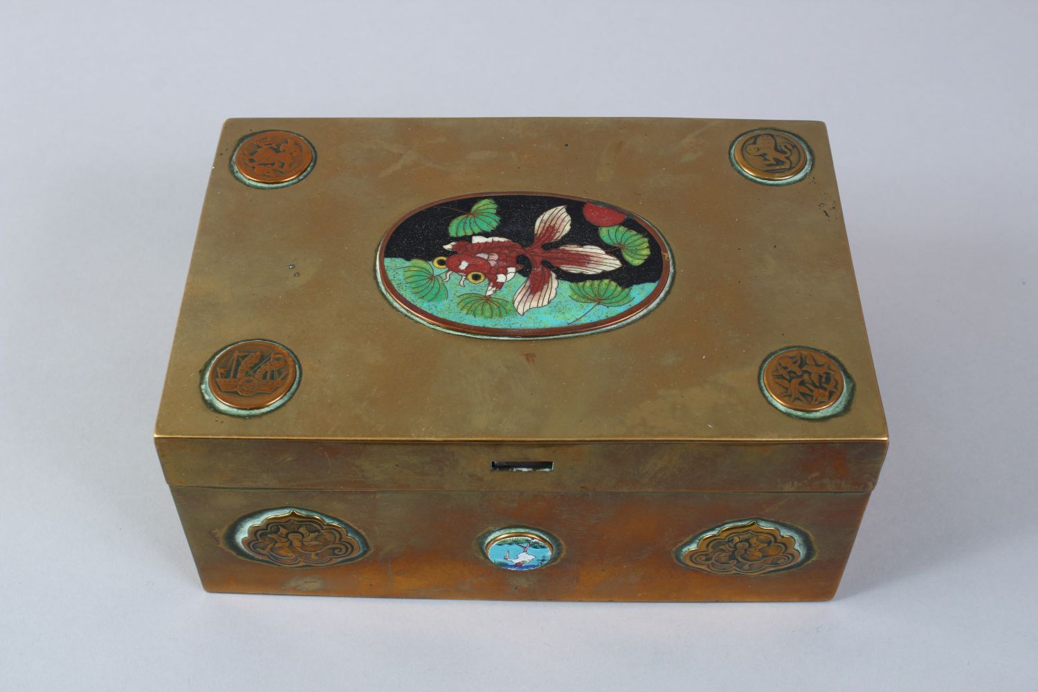 A GOOD 19TH / 20TH CENTURY CHINESE BRASS & CLOISONNE ENAMEL HINGED BOX, the top with a cloisonne - Image 2 of 5