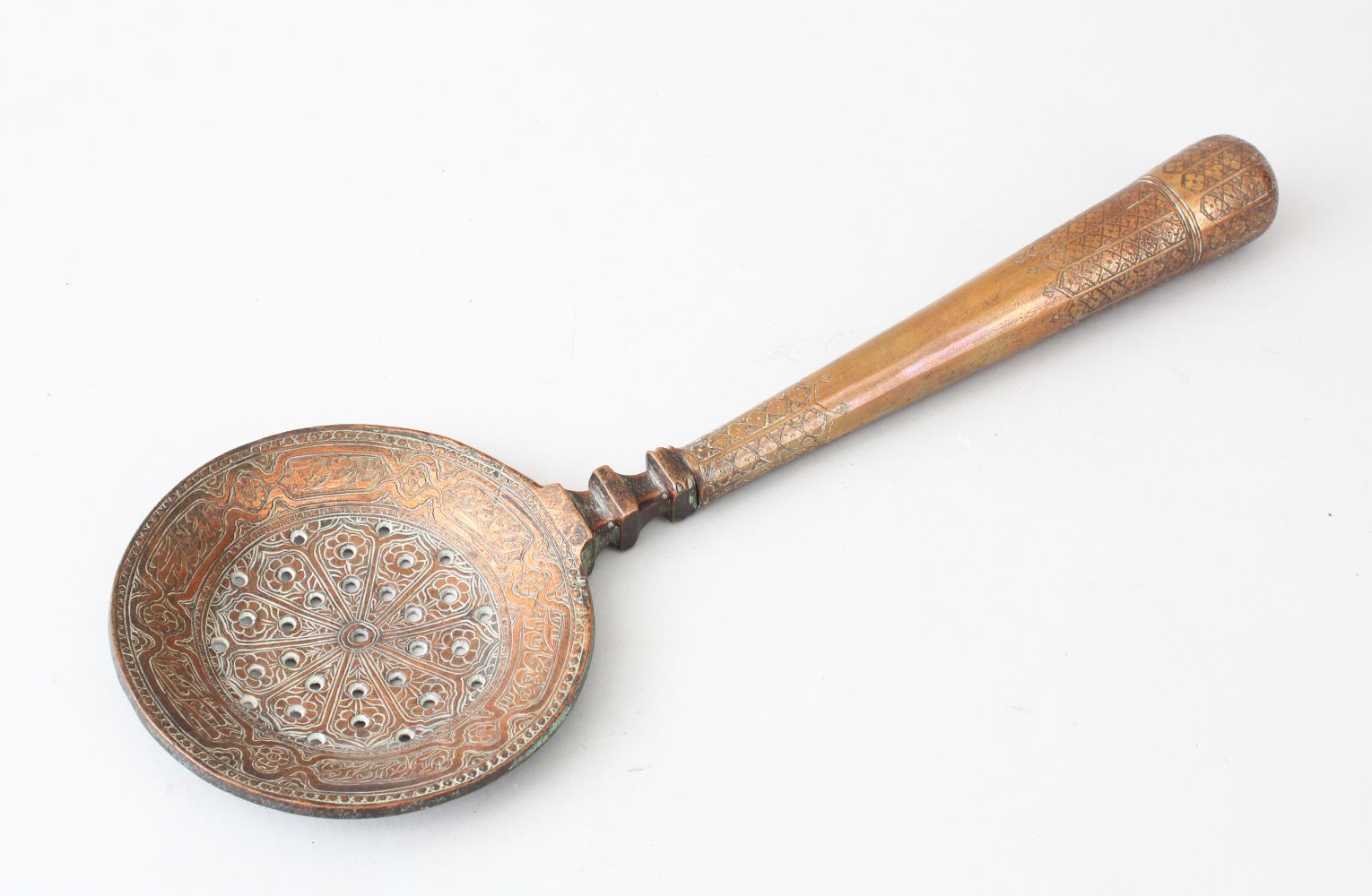 AN UNUSUAL 18TH/19TH CENTURY PERSIAN COPPER STRAINER, with engraved decoration 38 cm long.