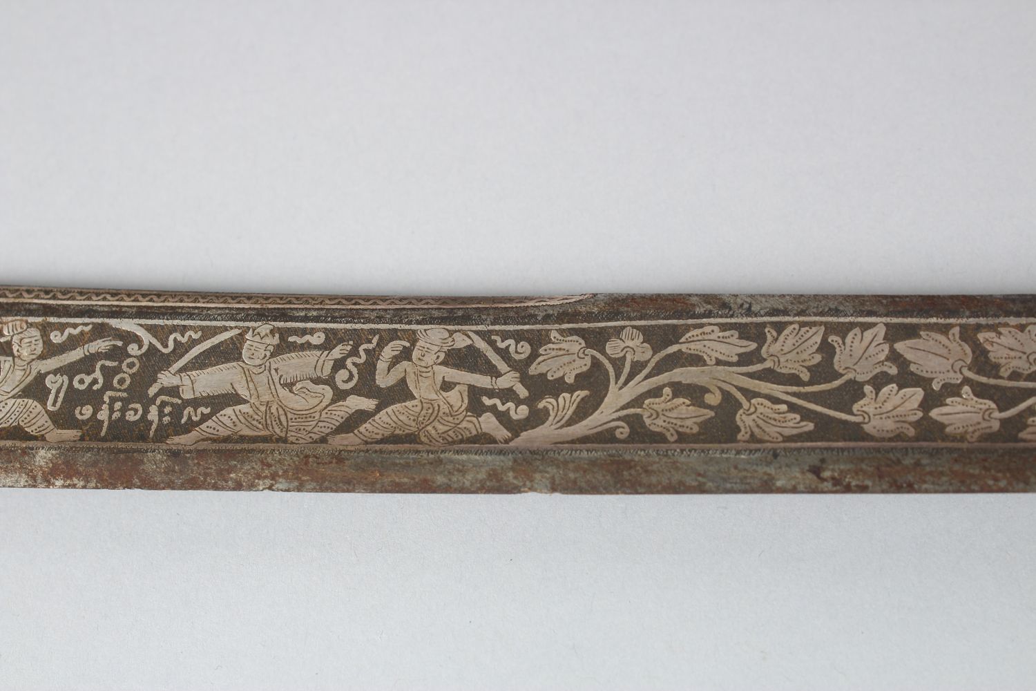 A 19TH CENTURY NIELLO INLAID SILVER HILTED BURMESE DHA SWORD, with fine silver inlaid blade and - Image 10 of 14