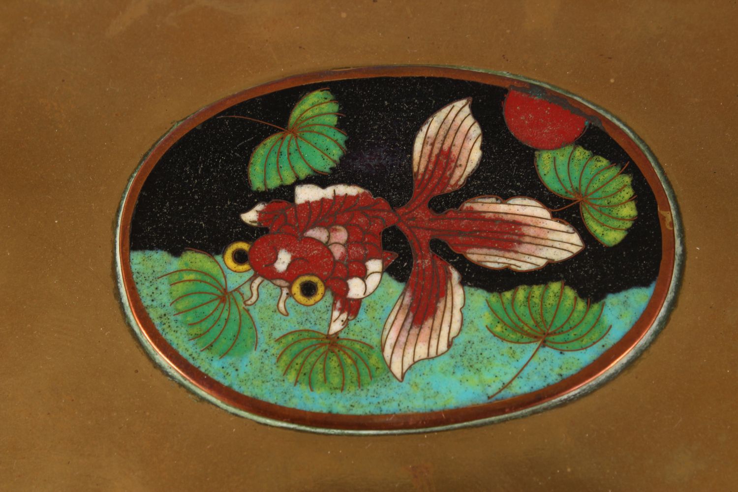 A GOOD 19TH / 20TH CENTURY CHINESE BRASS & CLOISONNE ENAMEL HINGED BOX, the top with a cloisonne - Image 3 of 5