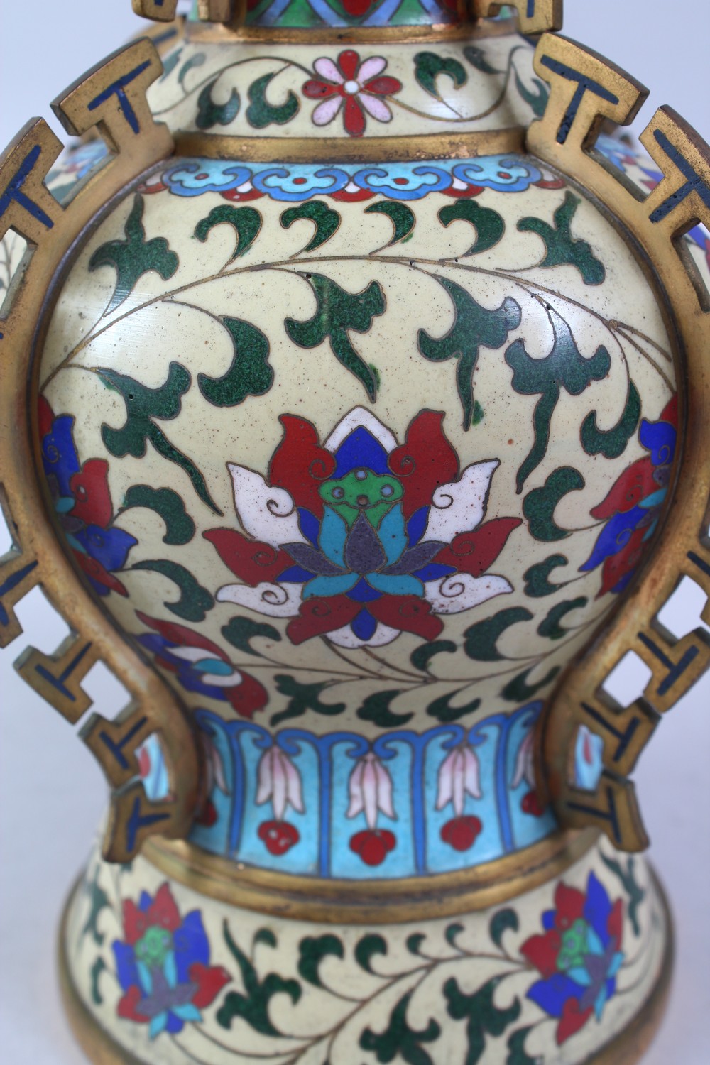 A FINE QUALITY 20TH CENTURY CHINESE CLOISONNE VASE, the vase with a pale yellow ground with formal - Image 4 of 8