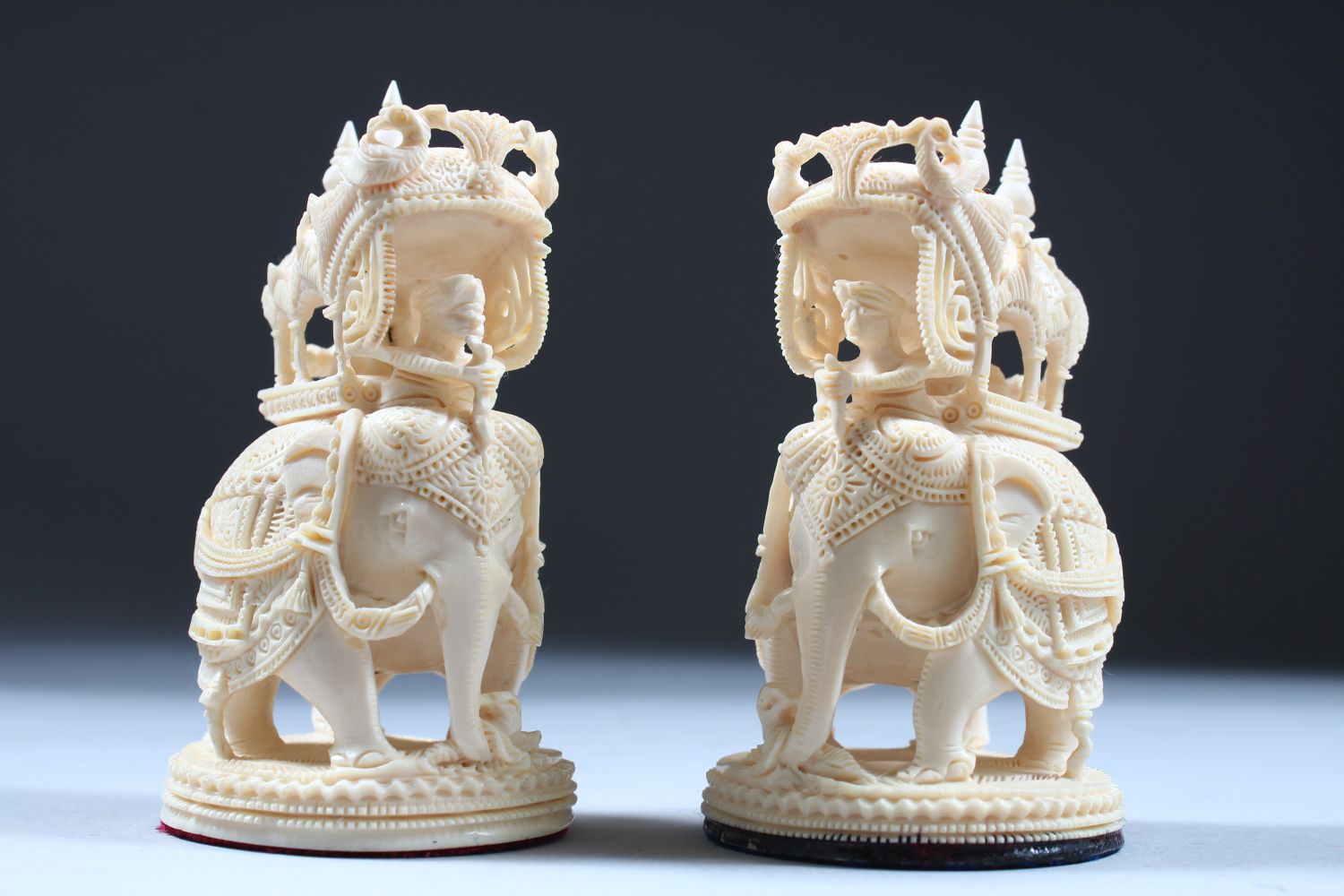 A GOOD 19TH / 20TH CENTURY INDIAN CARVED IVORY CHESS SET IN ORIGINAL BOX, from 10cm high down to 2. - Image 5 of 12