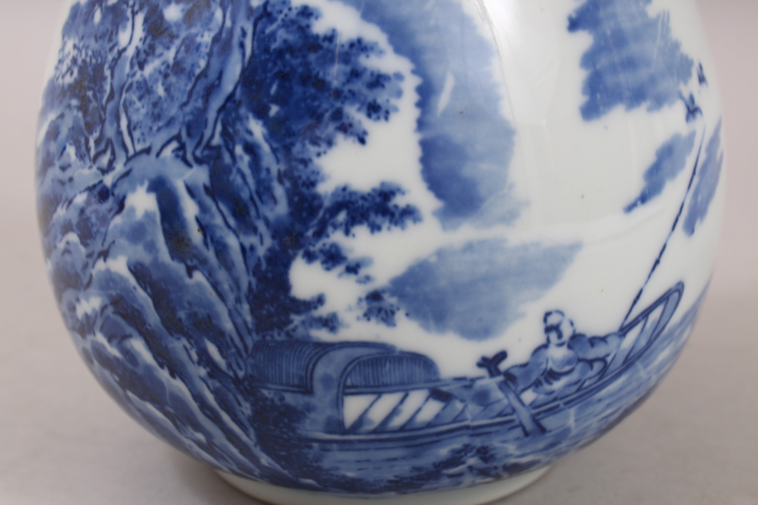 A GOOD 20TH CENTURY JAPANESE BLUE & WHITE ARITA STYLE PORCELAIN DOUBLE GOURD VASE, the body - Image 4 of 6