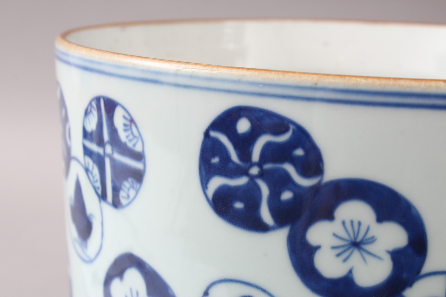 A GOOD 19TH / 20TH CENTURY CHINESE BLUE & WHITE PORCELAIN JARDINIERE, the body of the pot - Image 6 of 8