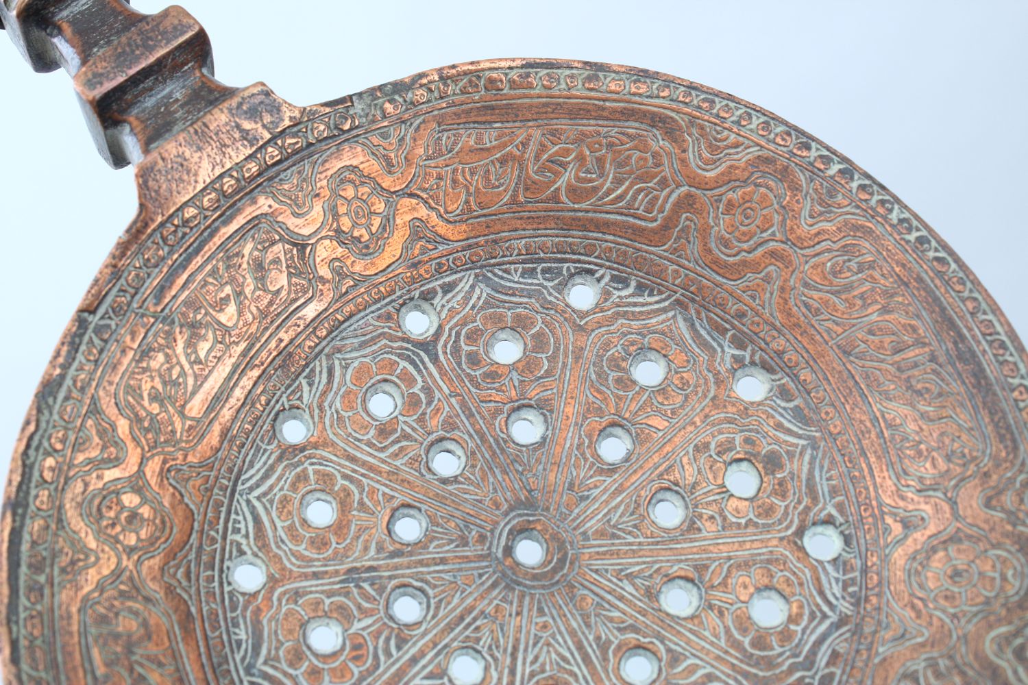 AN UNUSUAL 18TH/19TH CENTURY PERSIAN COPPER STRAINER, with engraved decoration 38 cm long. - Image 4 of 6