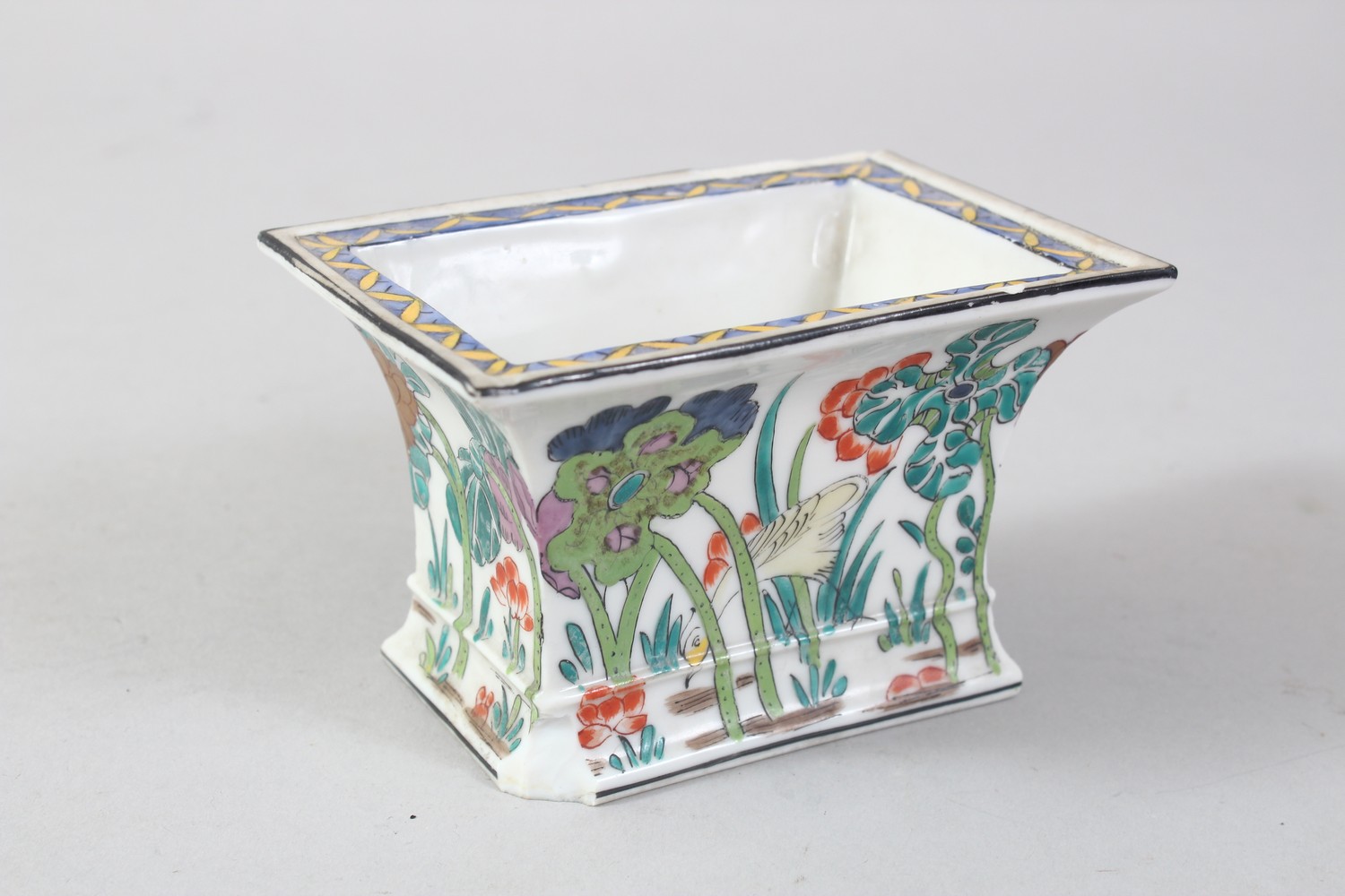 A 20TH CENTURY ORIENTAL LACQUER BOX & A SMALL JAPANESE JARDINIERE, The box decorated in gilt with - Image 4 of 5