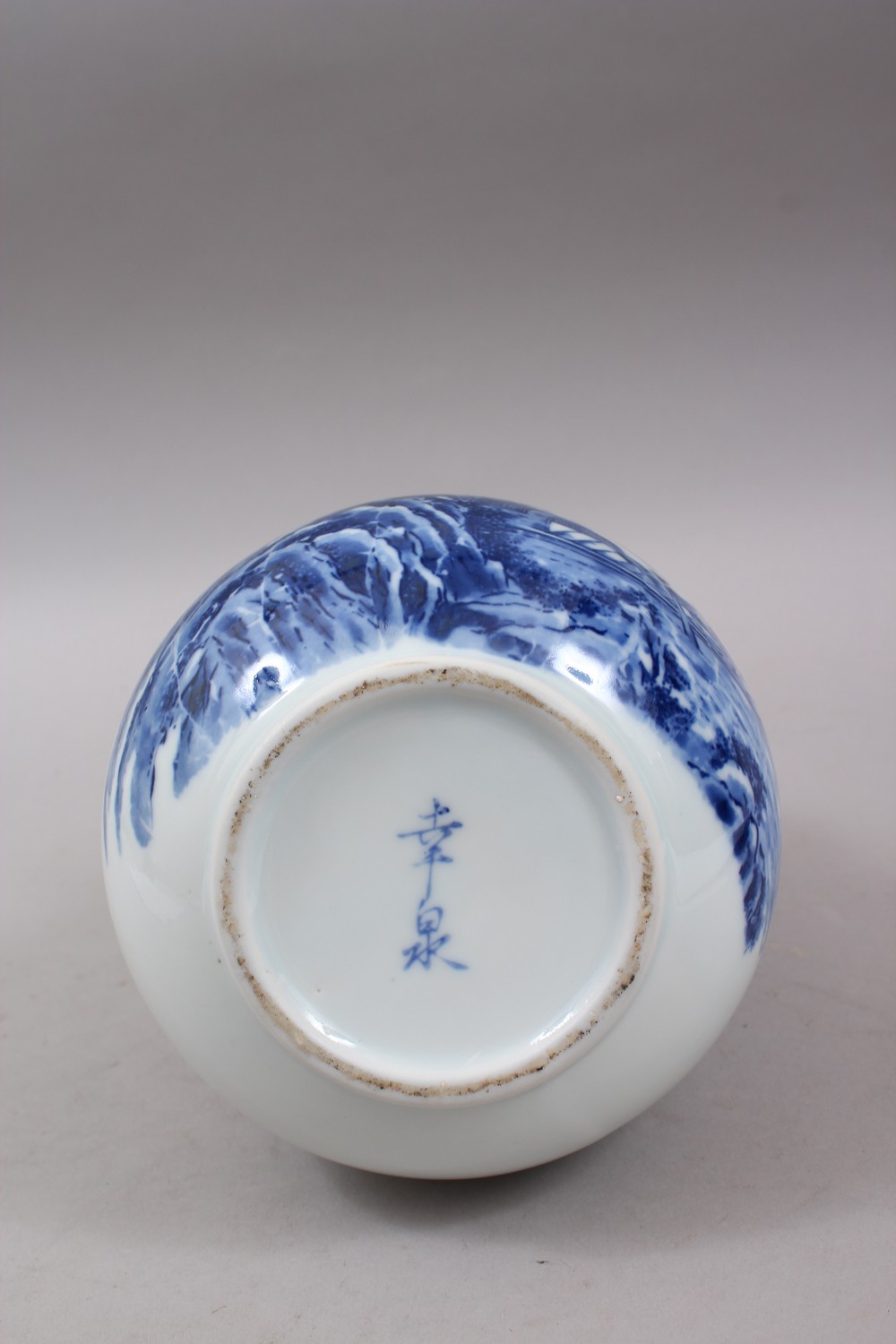 A GOOD 20TH CENTURY JAPANESE BLUE & WHITE ARITA STYLE PORCELAIN DOUBLE GOURD VASE, the body - Image 5 of 6