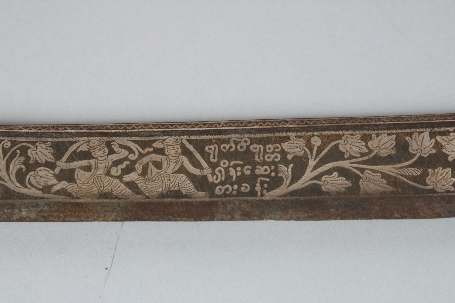 A 19TH CENTURY NIELLO INLAID SILVER HILTED BURMESE DHA SWORD, with fine silver inlaid blade and - Image 4 of 14