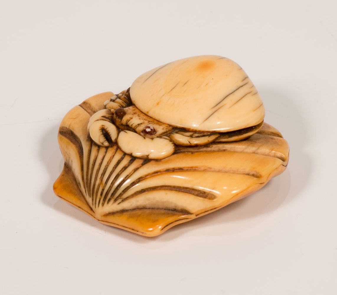 A JAPANESE EDO PERIOD CARVED IVORY NETSUKE OF CRAB & SHELLS, the crab upon the shell, the crabs eyes - Image 7 of 8