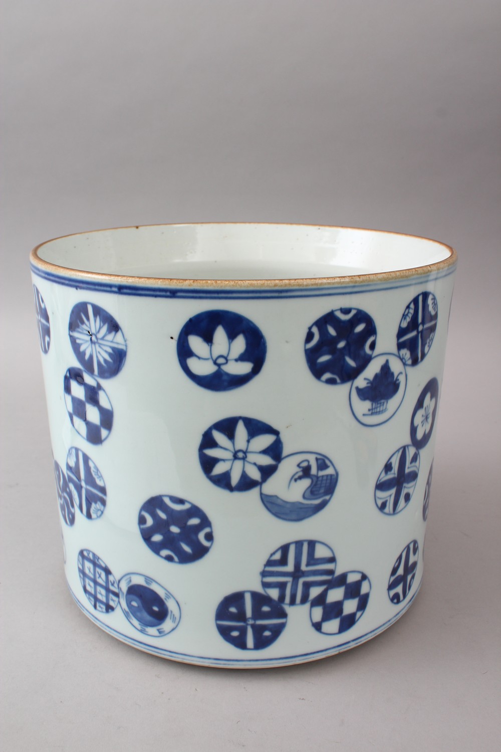 A GOOD 19TH / 20TH CENTURY CHINESE BLUE & WHITE PORCELAIN JARDINIERE, the body of the pot - Image 4 of 8