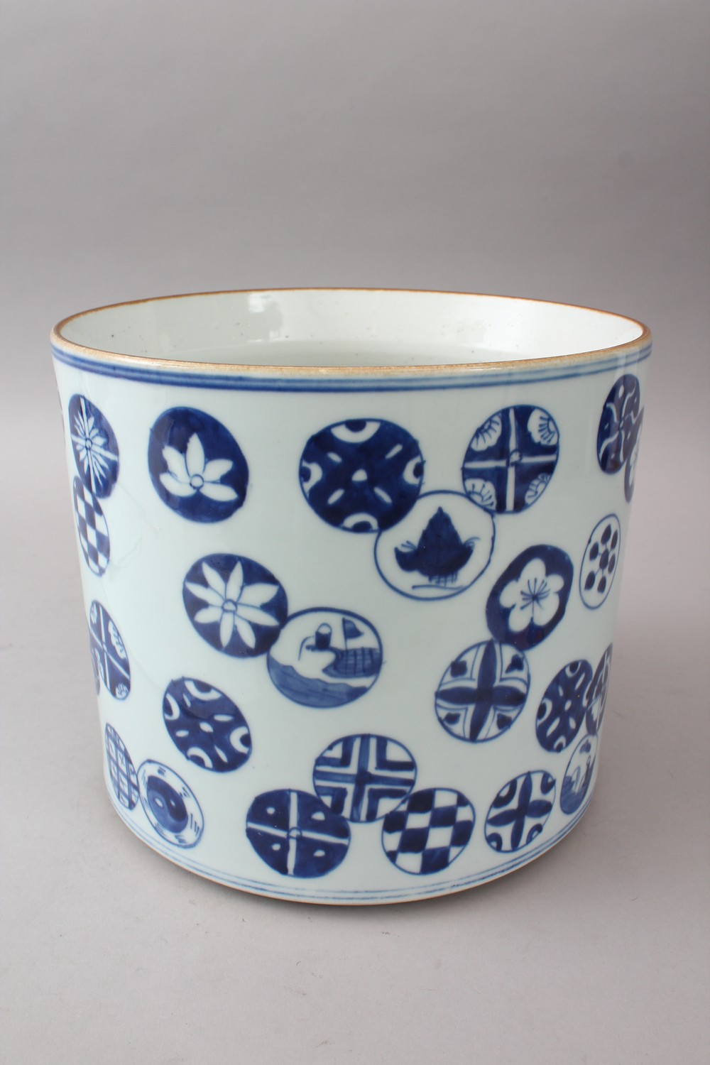 A GOOD 19TH / 20TH CENTURY CHINESE BLUE & WHITE PORCELAIN JARDINIERE, the body of the pot - Image 2 of 8