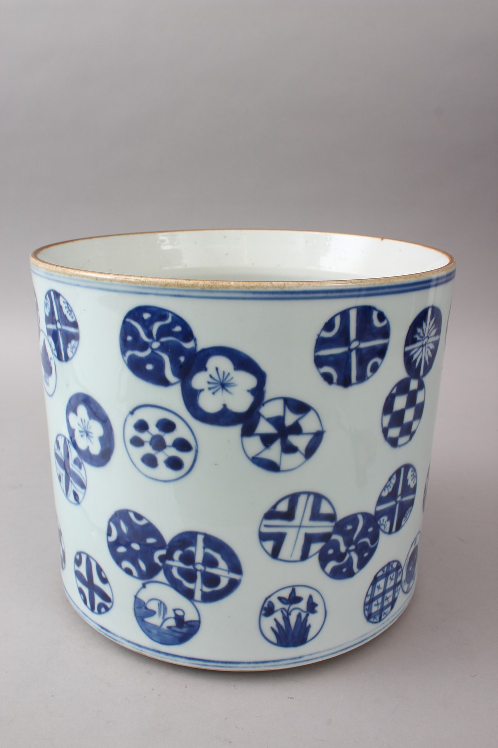 A GOOD 19TH / 20TH CENTURY CHINESE BLUE & WHITE PORCELAIN JARDINIERE, the body of the pot - Image 3 of 8