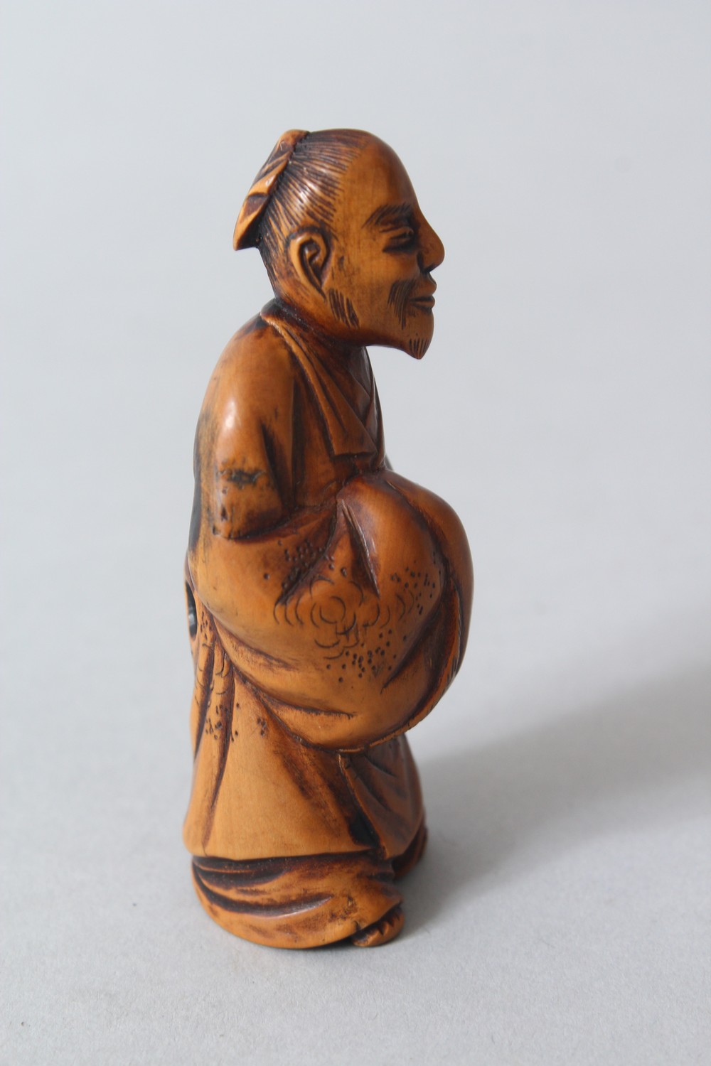 A JAPANESE MEIJI PERIOD CARVED WOODEN NETSUKE OF A CHINESE LITERATUS, stood holding his hands - Image 2 of 5