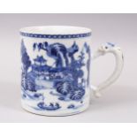 AN 18TH / 19TH CENTURY CHINESE BLUE & WHITE PORCELAIN MUG, decorated with scenes of landscapes, with