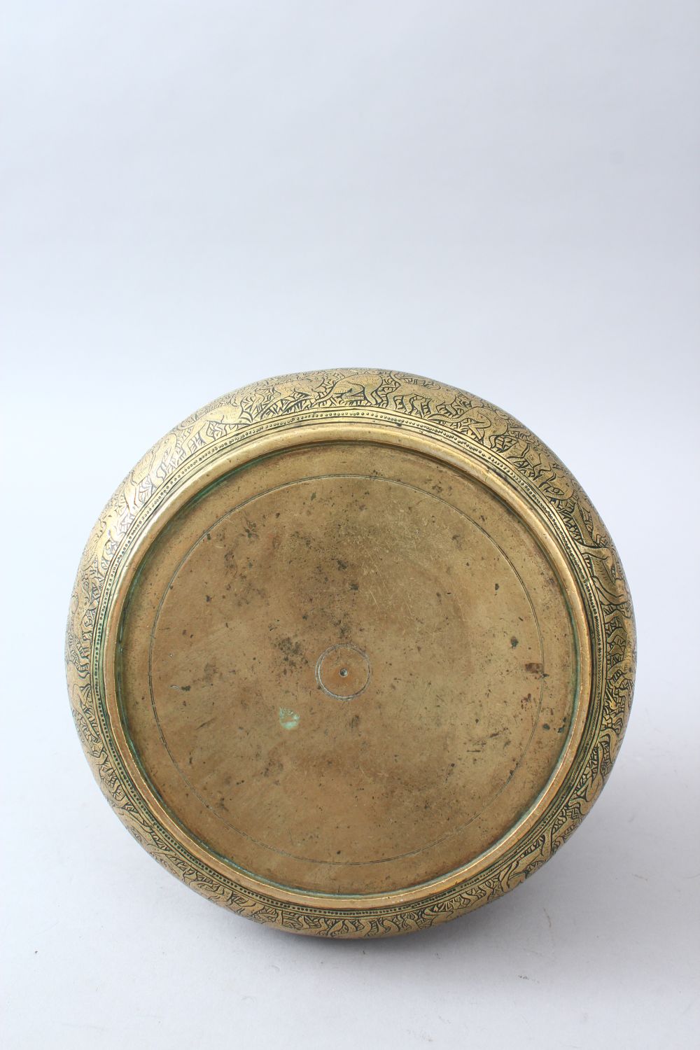 A VERY FINE 18TH/19TH CENTURY QAJAR HAND CHASED BRASS BOWL WITH SWING HANDLE, the body engraved with - Image 7 of 7