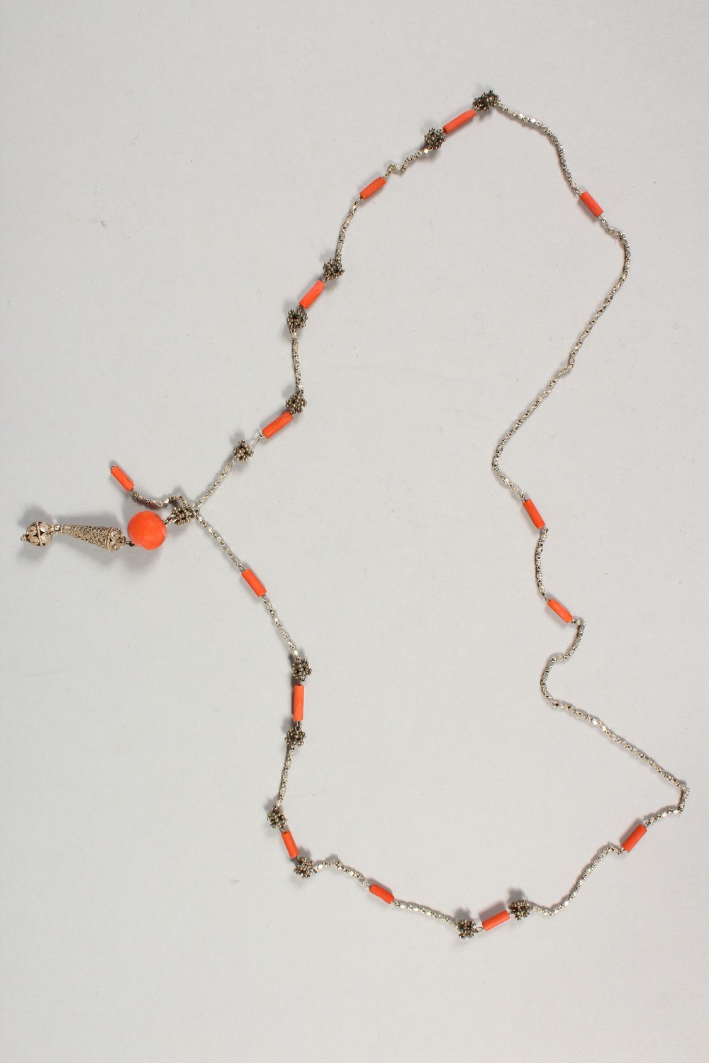 AN INDIAN CORAL AND WHITE METAL NECKLACE, 90CM LONG. - Image 7 of 7