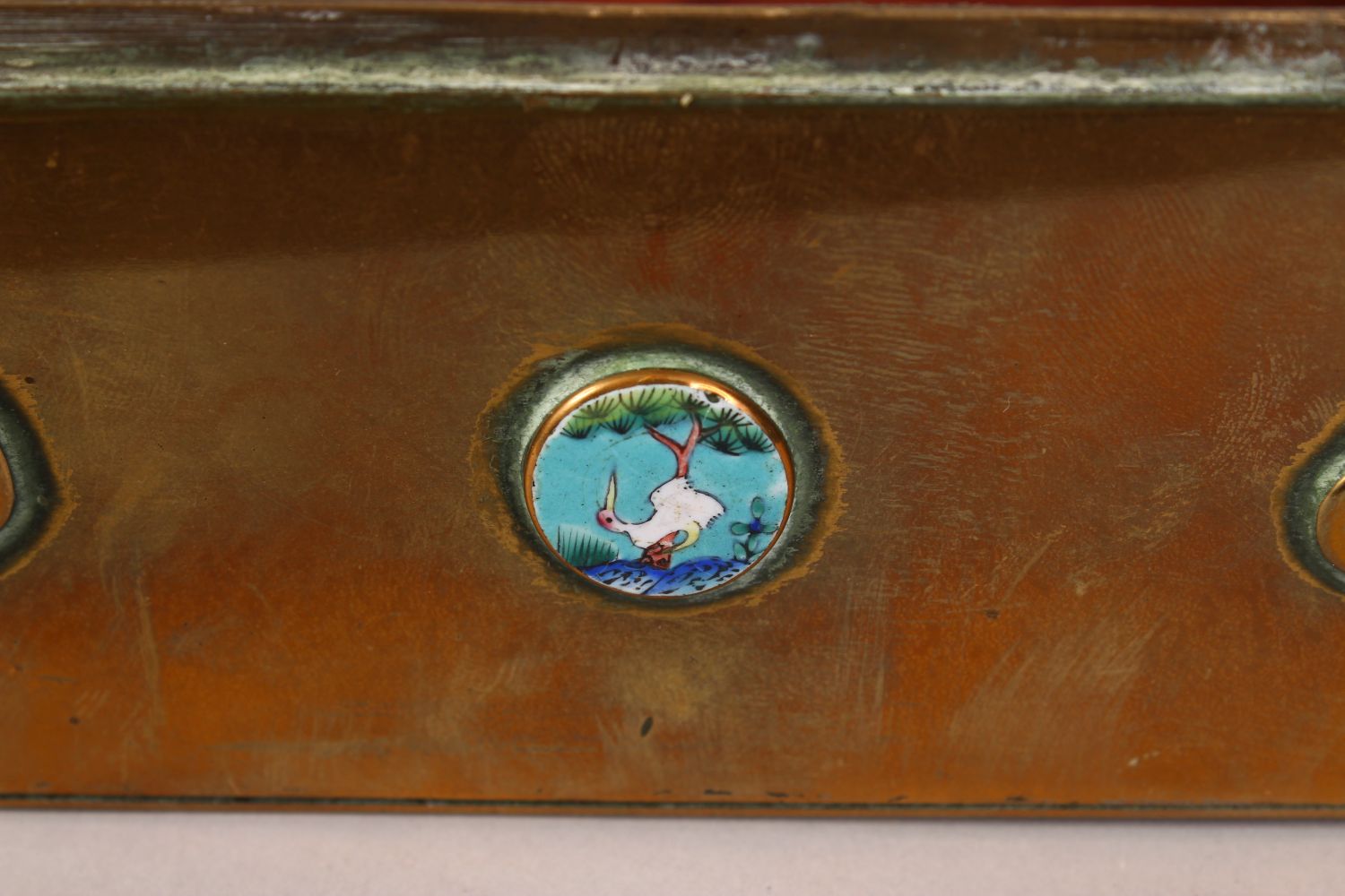 A GOOD 19TH / 20TH CENTURY CHINESE BRASS & CLOISONNE ENAMEL HINGED BOX, the top with a cloisonne - Image 4 of 5