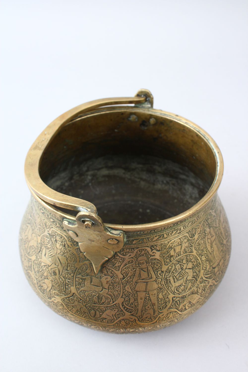 A VERY FINE 18TH/19TH CENTURY QAJAR HAND CHASED BRASS BOWL WITH SWING HANDLE, the body engraved with - Image 6 of 7