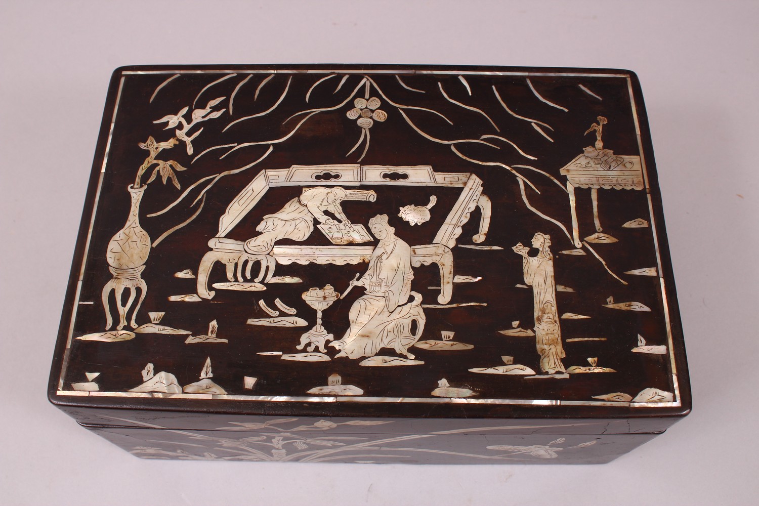 A GOOD 19TH / 20TH CENTURY CHINESE HARDWOOD & INLAID MOTHER OF PEARL OPIUM SMOKERS BOX, the lidded - Image 3 of 9