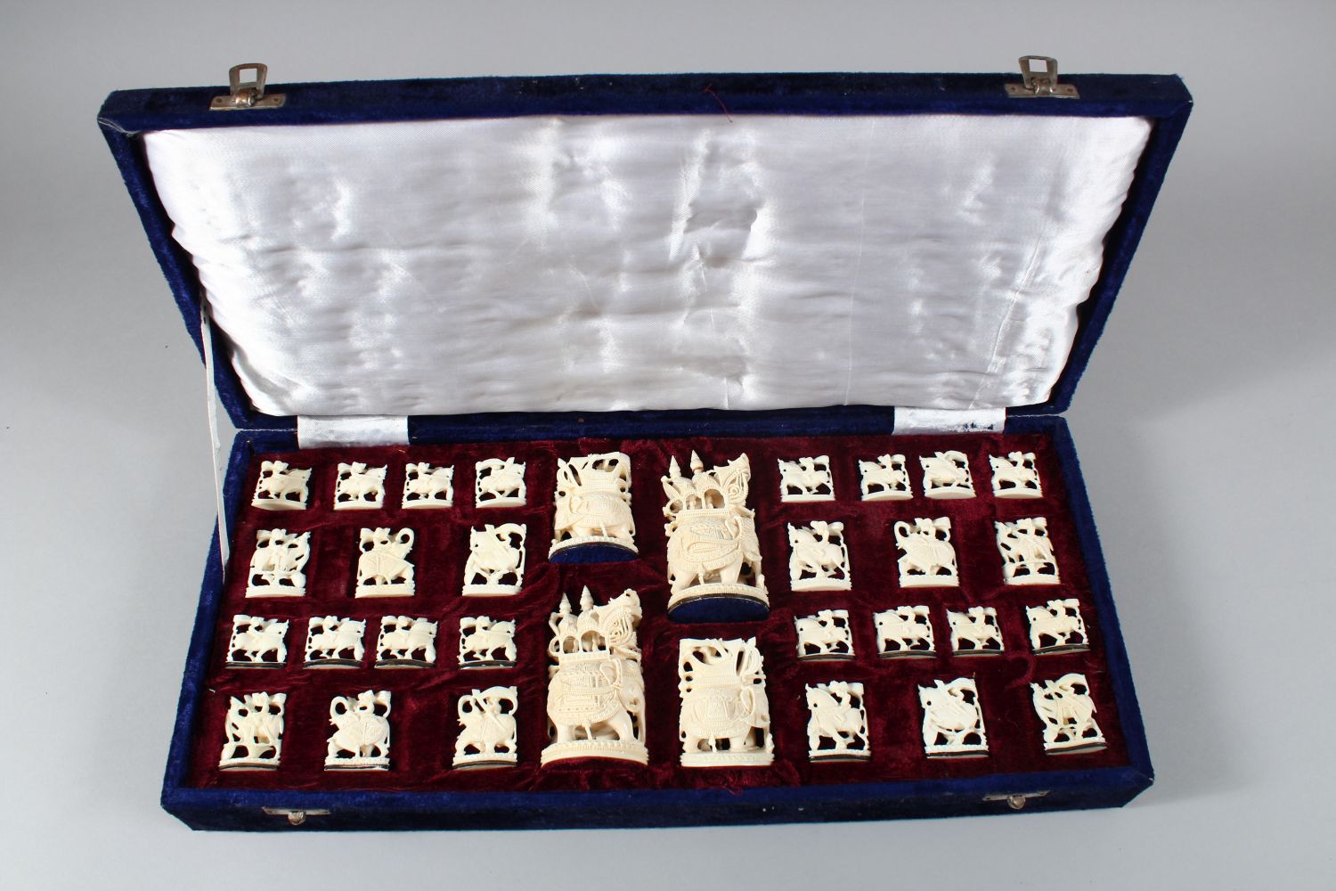 A GOOD 19TH / 20TH CENTURY INDIAN CARVED IVORY CHESS SET IN ORIGINAL BOX, from 10cm high down to 2.