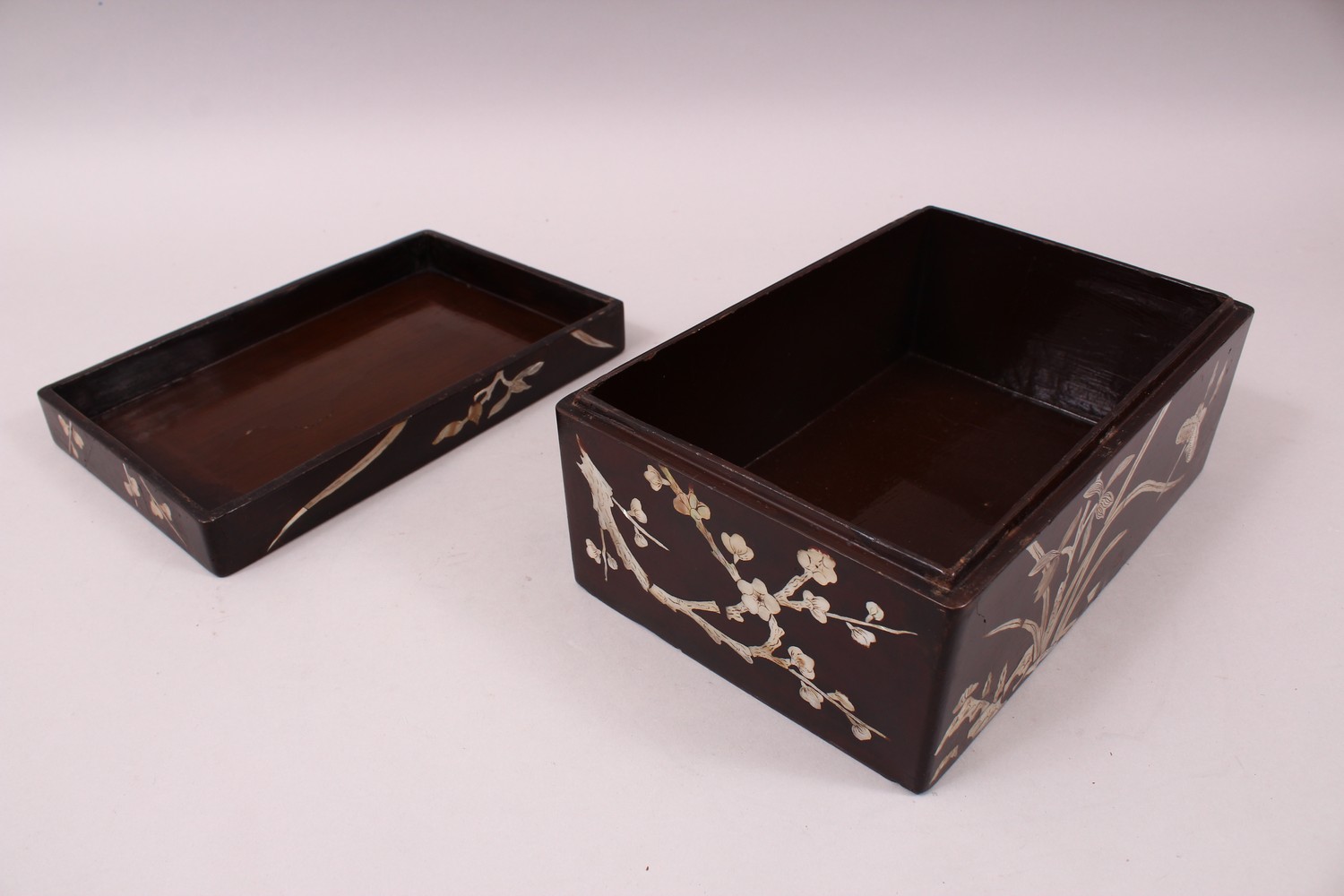 A GOOD 19TH / 20TH CENTURY CHINESE HARDWOOD & INLAID MOTHER OF PEARL OPIUM SMOKERS BOX, the lidded - Image 7 of 9